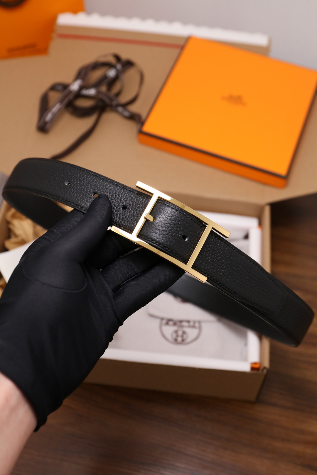 爱马仕 原单货品。双面可用 宽度3.2cm TOGO荔枝纹头层小牛皮搭配进口底皮。夹心我们也是用的纯皮，