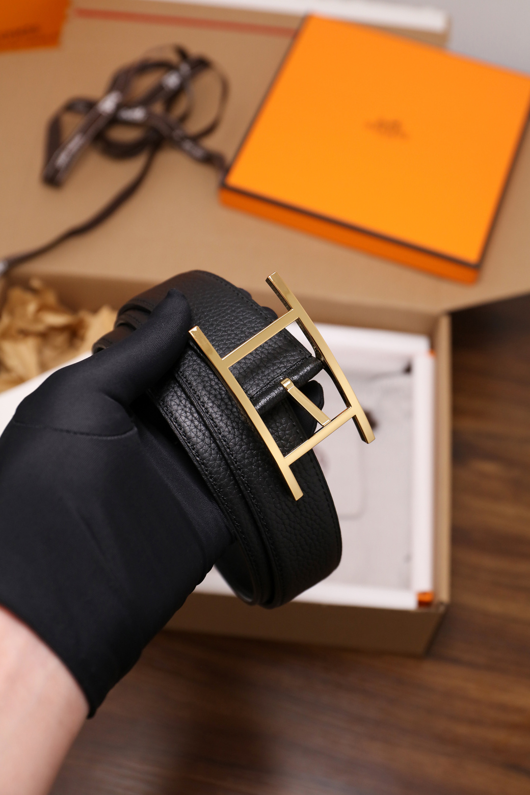 爱马仕 原单货品。双面可用 宽度3.2cm TOGO荔枝纹头层小牛皮搭配进口底皮。夹心我们也是用的纯皮，