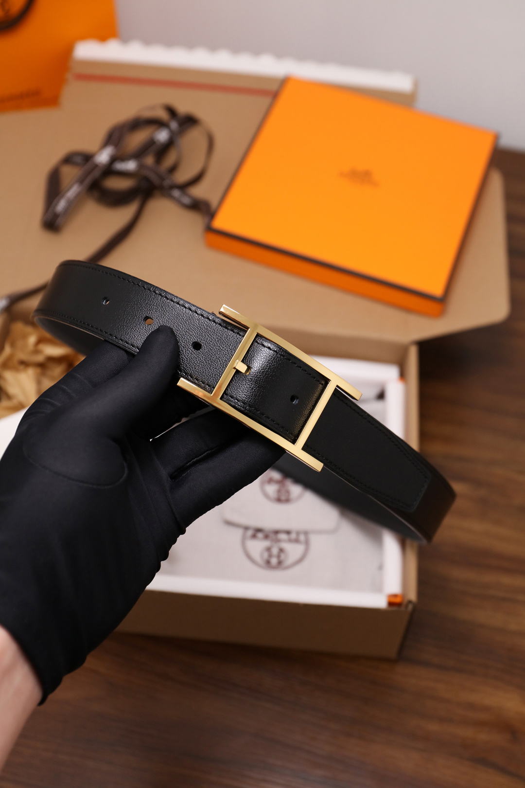 爱马仕 原单货品。双面可用 宽度3.2cm TOGO荔枝纹头层小牛皮搭配进口底皮。夹心我们也是用的纯皮，