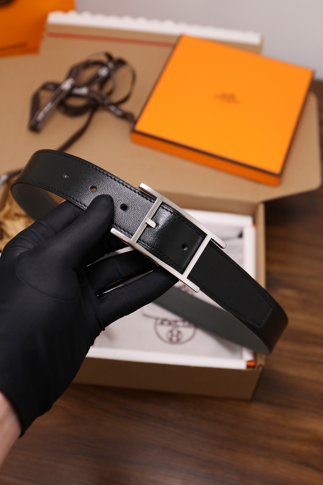 爱马仕 原单货品。双面可用 宽度3.2cm TOGO荔枝纹头层小牛皮搭配进口底皮。夹心我们也是用的纯皮，