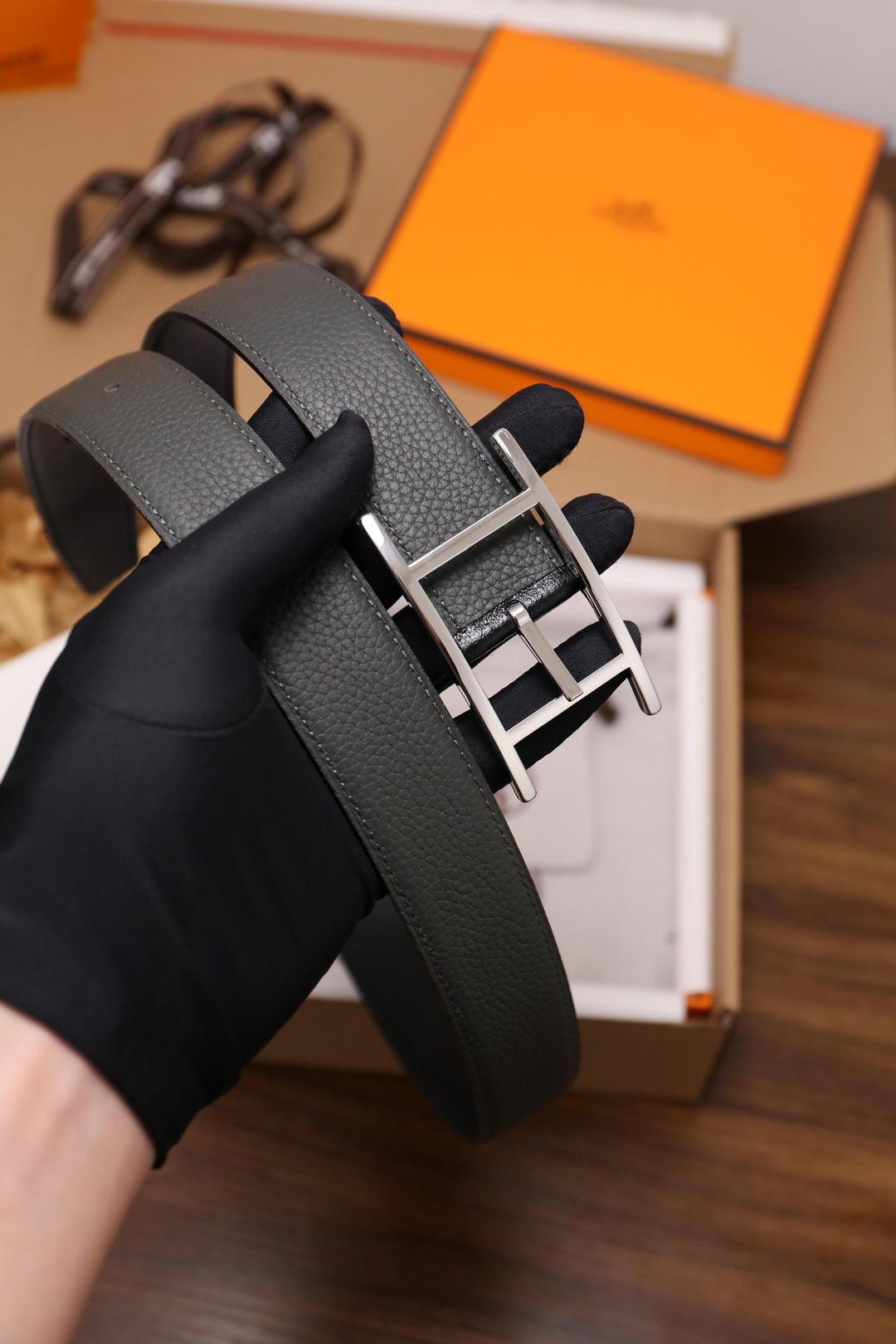 爱马仕 原单货品。双面可用 宽度3.2cm TOGO荔枝纹头层小牛皮搭配进口底皮。夹心我们也是用的纯皮，