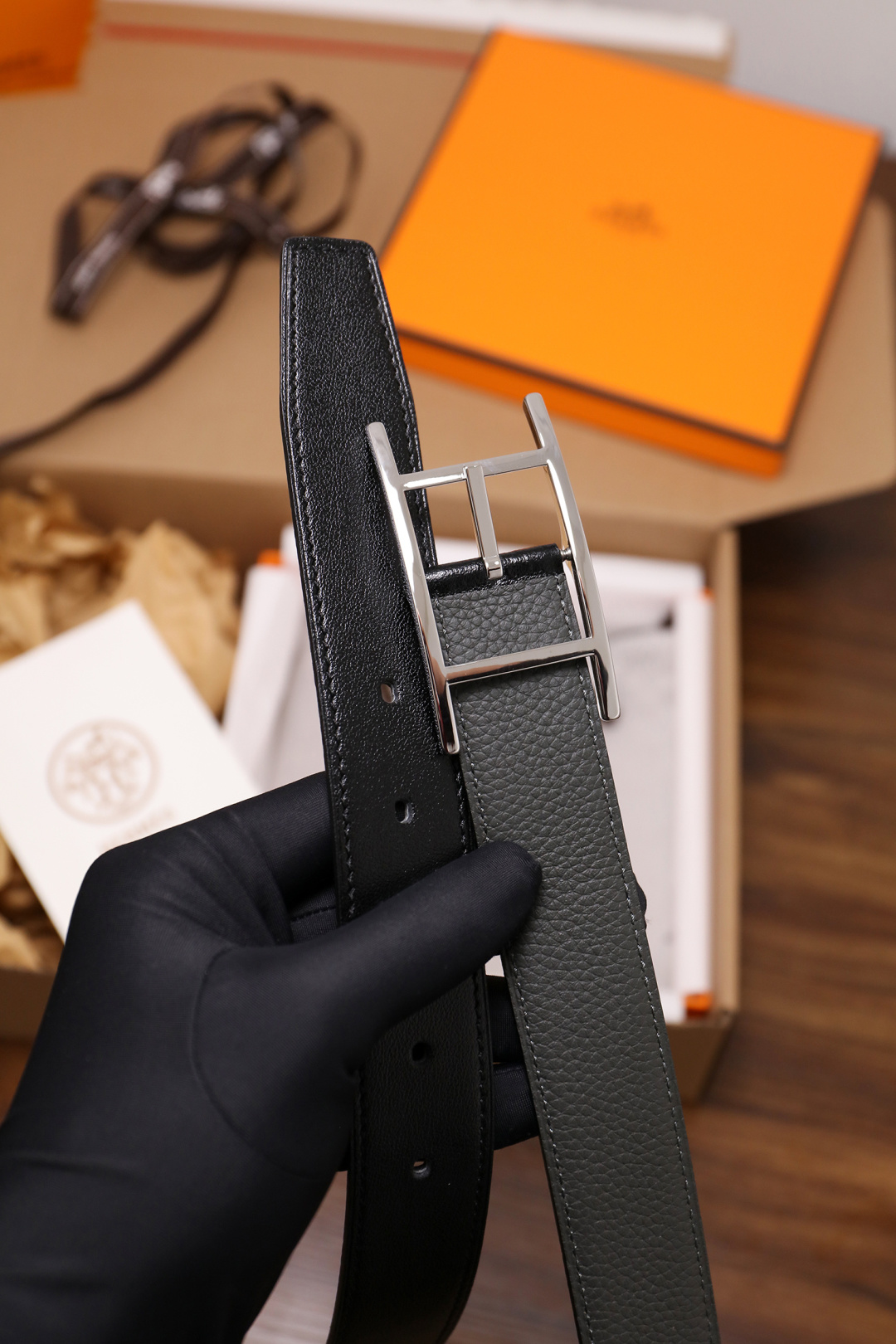 爱马仕 原单货品。双面可用 宽度3.2cm TOGO荔枝纹头层小牛皮搭配进口底皮。夹心我们也是用的纯皮，