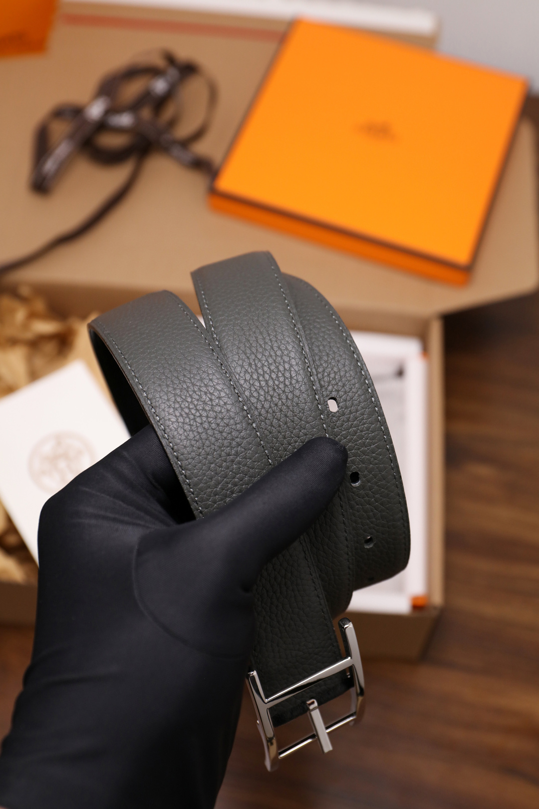 爱马仕 原单货品。双面可用 宽度3.2cm TOGO荔枝纹头层小牛皮搭配进口底皮。夹心我们也是用的纯皮，