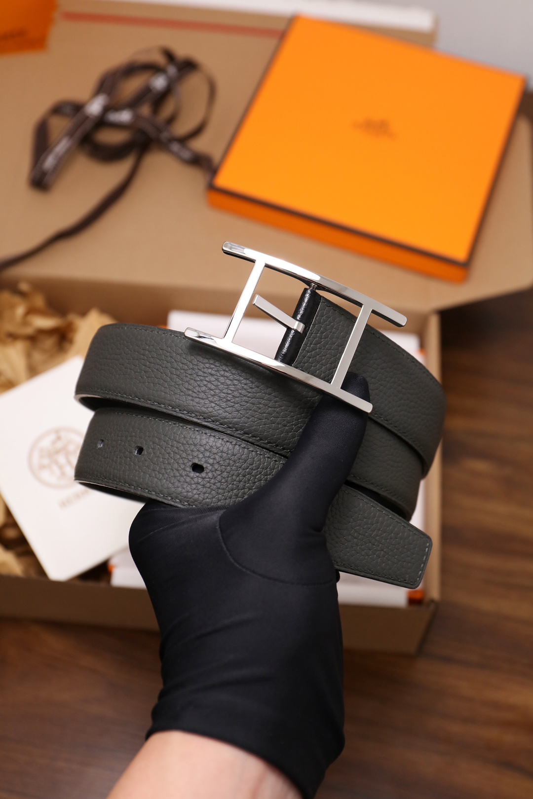 爱马仕 原单货品。双面可用 宽度3.2cm TOGO荔枝纹头层小牛皮搭配进口底皮。夹心我们也是用的纯皮，