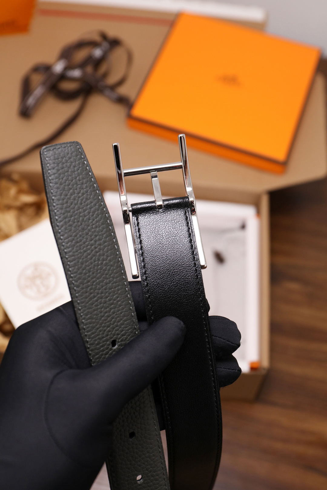 爱马仕 原单货品。双面可用 宽度3.2cm TOGO荔枝纹头层小牛皮搭配进口底皮。夹心我们也是用的纯皮，