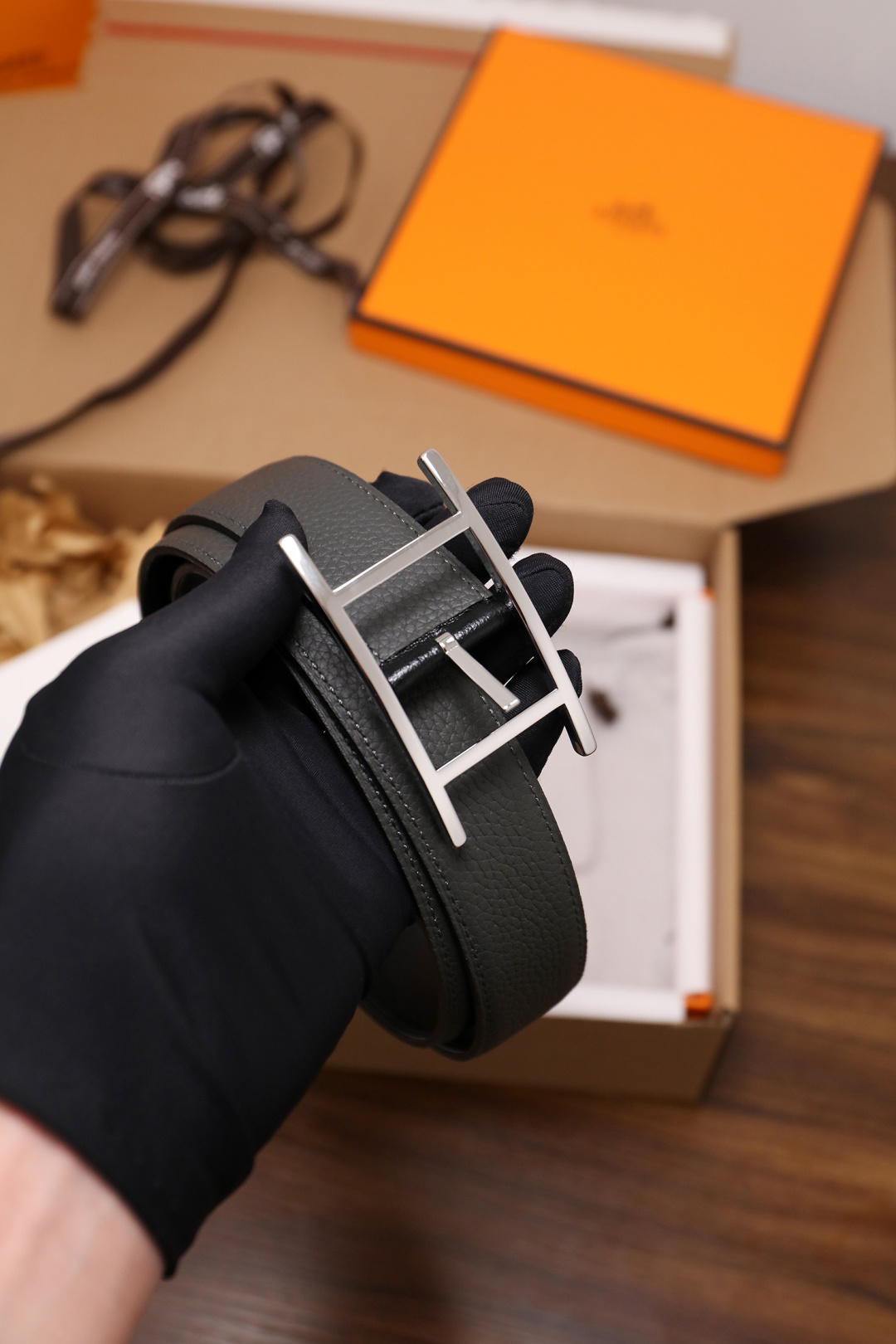 爱马仕 原单货品。双面可用 宽度3.2cm TOGO荔枝纹头层小牛皮搭配进口底皮。夹心我们也是用的纯皮，