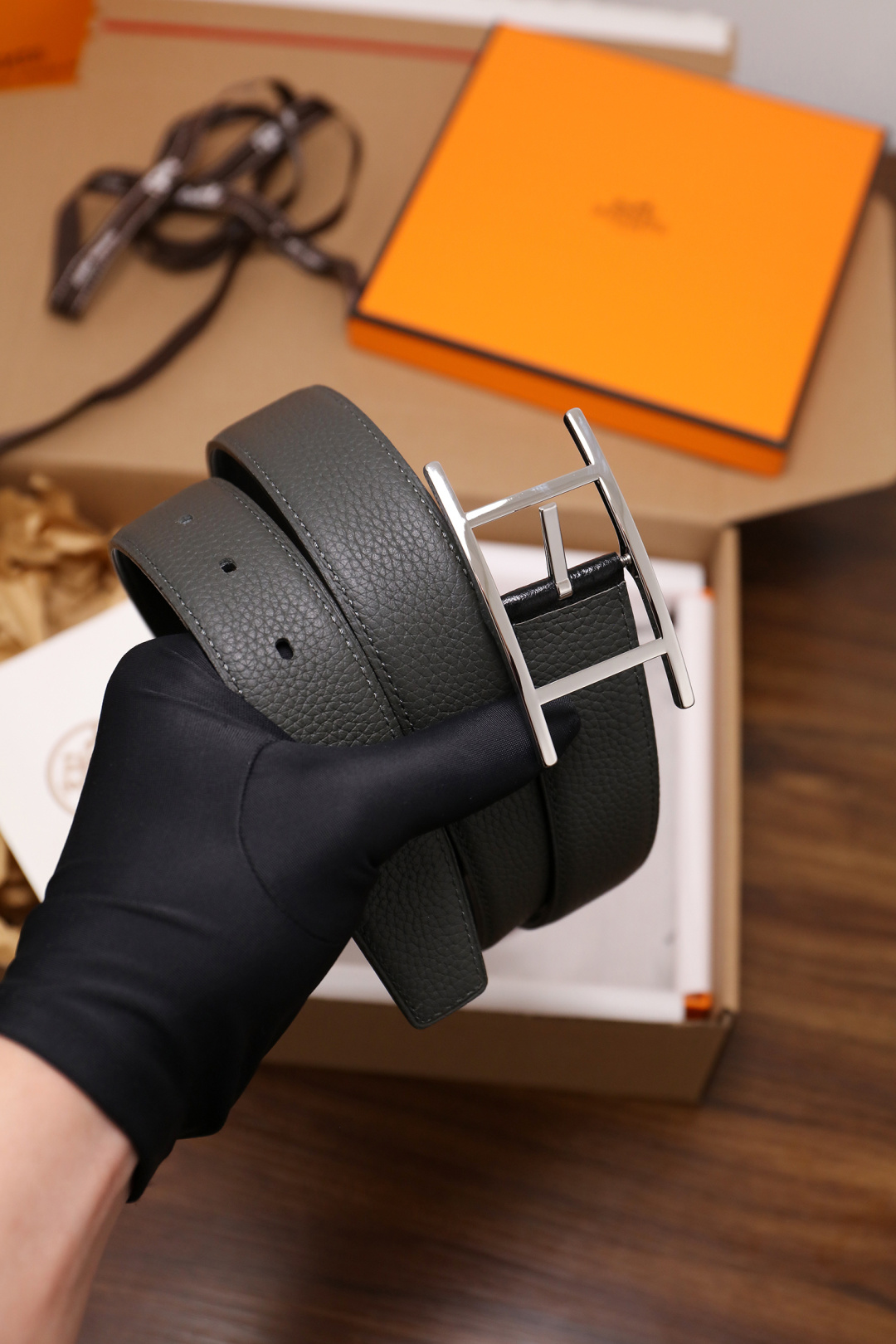 爱马仕 原单货品。双面可用 宽度3.2cm TOGO荔枝纹头层小牛皮搭配进口底皮。夹心我们也是用的纯皮，