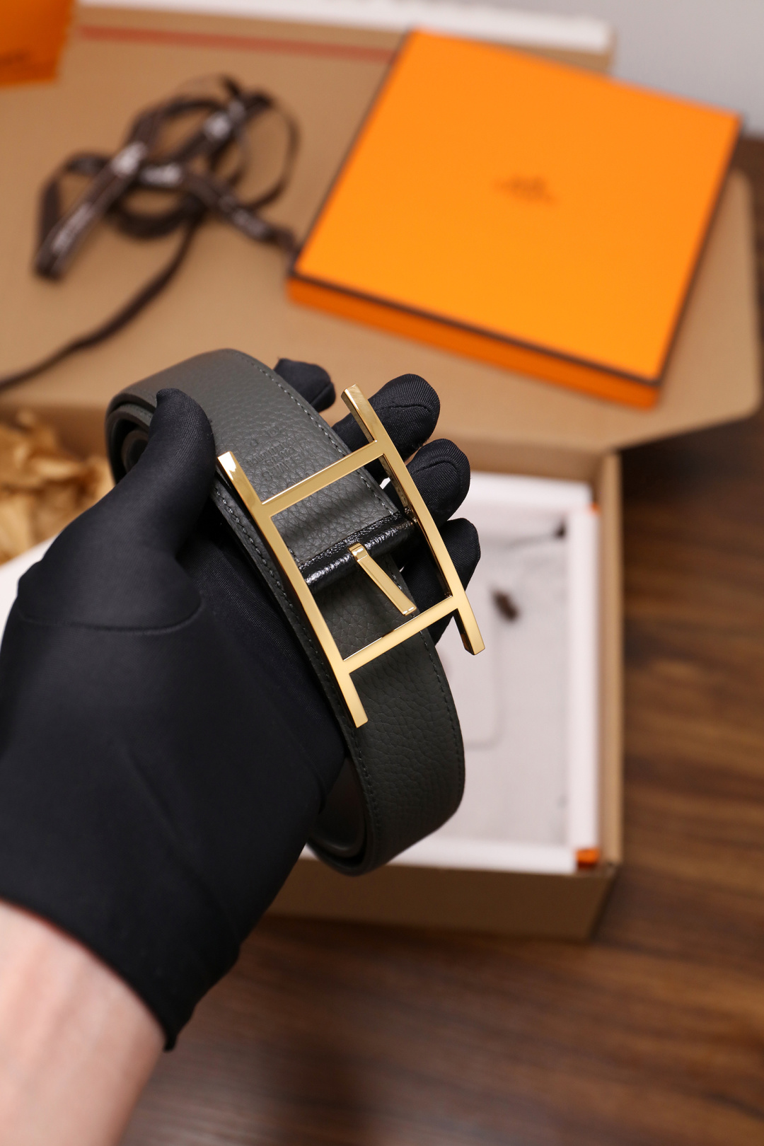 爱马仕 原单货品。双面可用 宽度3.2cm TOGO荔枝纹头层小牛皮搭配进口底皮。夹心我们也是用的纯皮，