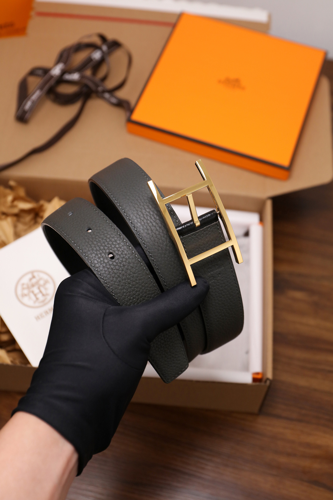 爱马仕 原单货品。双面可用 宽度3.2cm TOGO荔枝纹头层小牛皮搭配进口底皮。夹心我们也是用的纯皮，