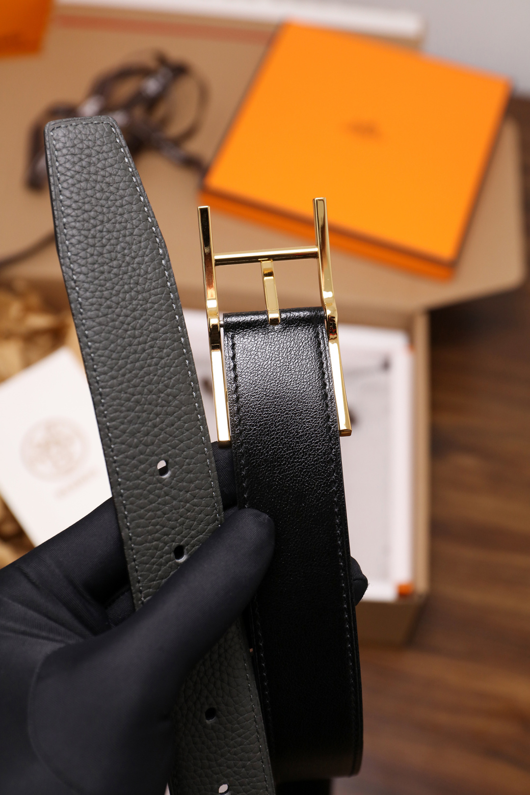 爱马仕 原单货品。双面可用 宽度3.2cm TOGO荔枝纹头层小牛皮搭配进口底皮。夹心我们也是用的纯皮，