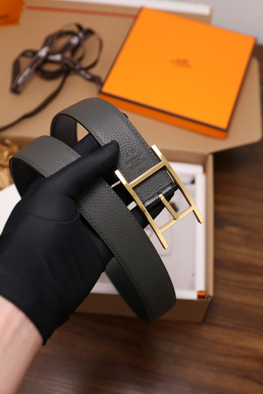 爱马仕 原单货品。双面可用 宽度3.2cm TOGO荔枝纹头层小牛皮搭配进口底皮。夹心我们也是用的纯皮，