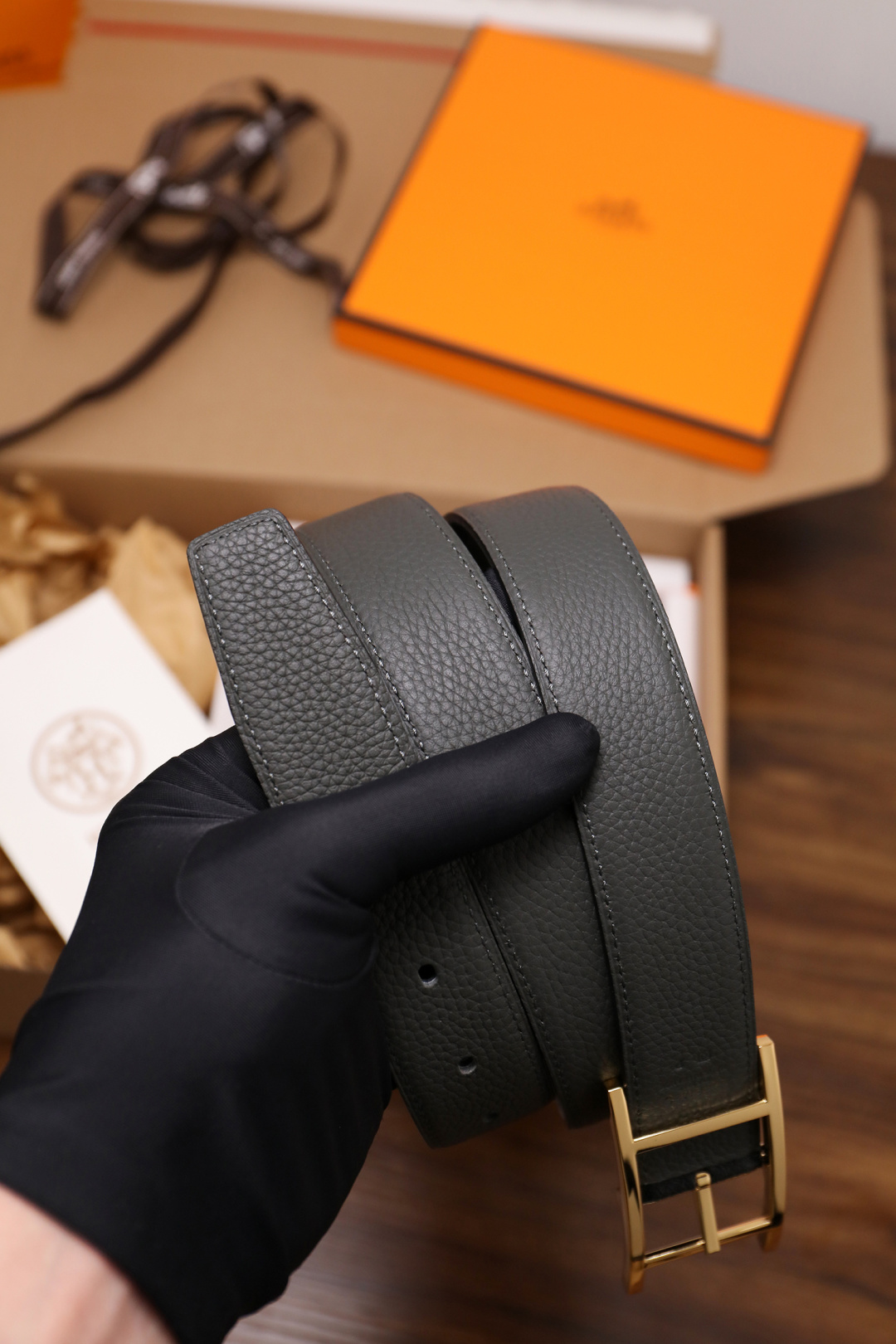 爱马仕 原单货品。双面可用 宽度3.2cm TOGO荔枝纹头层小牛皮搭配进口底皮。夹心我们也是用的纯皮，