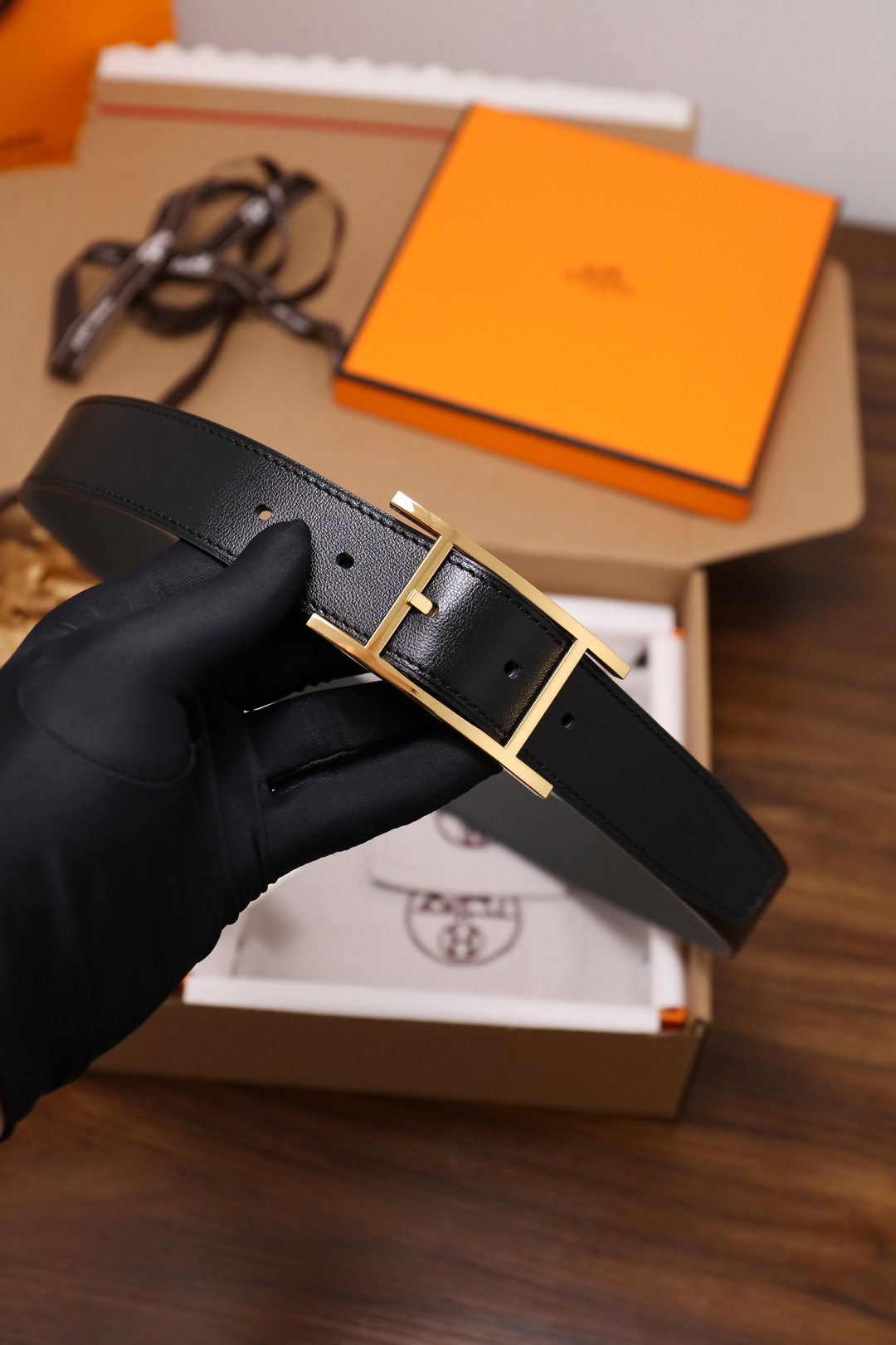 爱马仕 原单货品。双面可用 宽度3.2cm TOGO荔枝纹头层小牛皮搭配进口底皮。夹心我们也是用的纯皮，