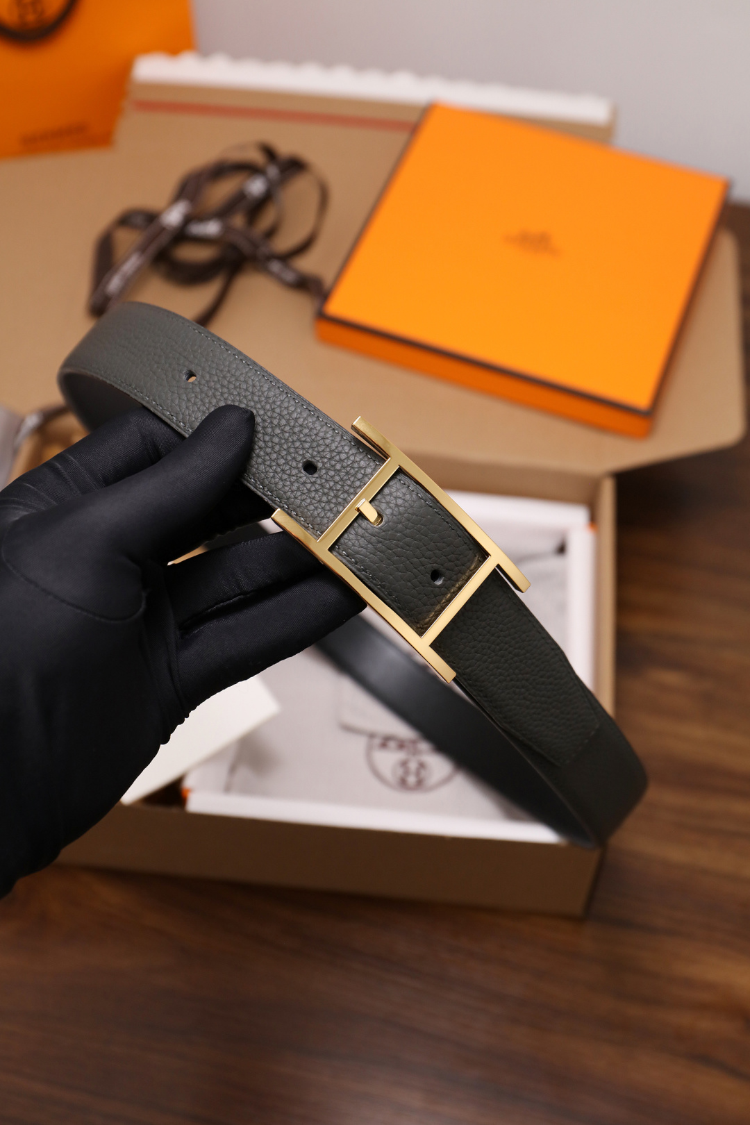 爱马仕 原单货品。双面可用 宽度3.2cm TOGO荔枝纹头层小牛皮搭配进口底皮。夹心我们也是用的纯皮，