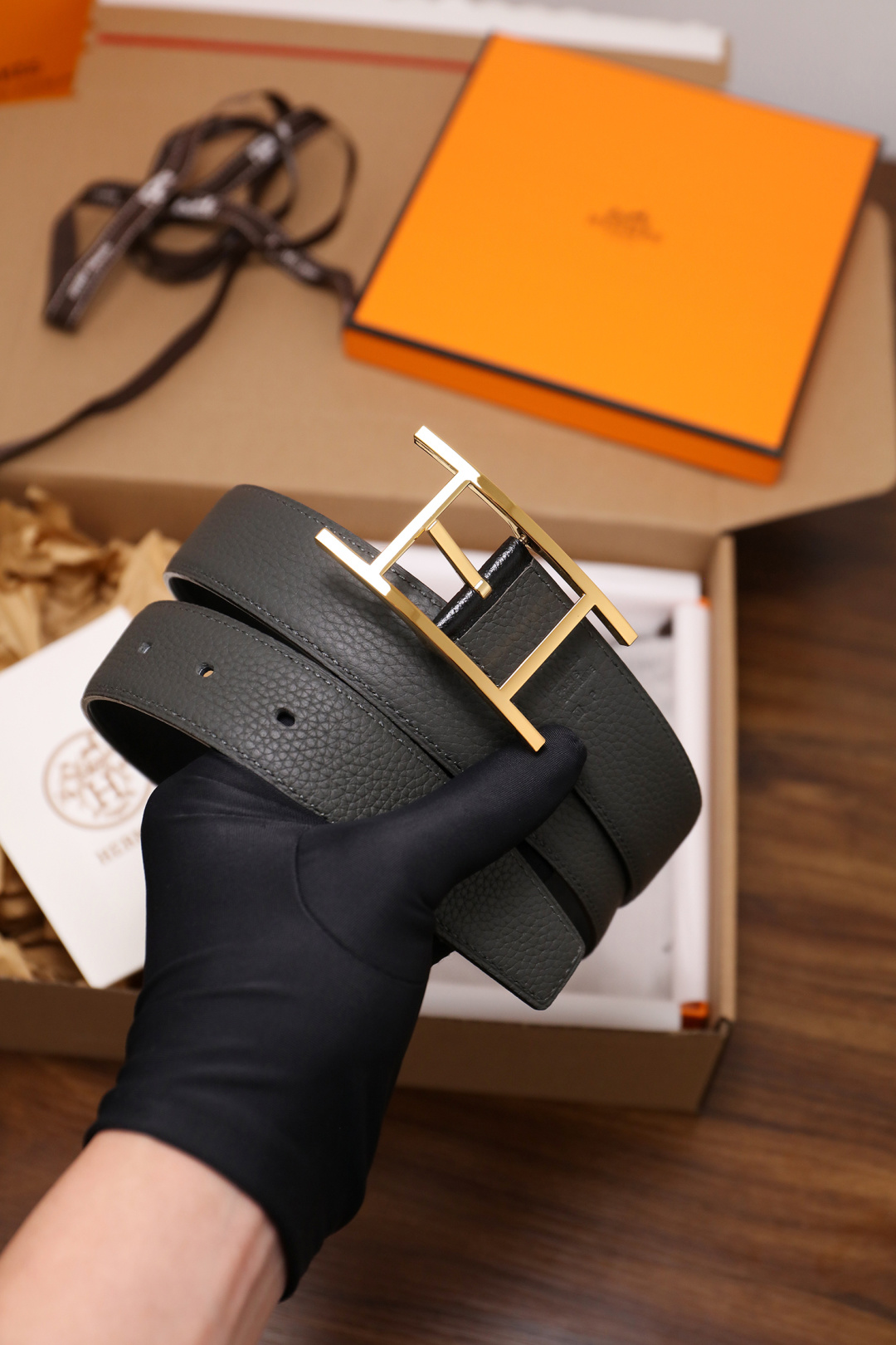 爱马仕 原单货品。双面可用 宽度3.2cm TOGO荔枝纹头层小牛皮搭配进口底皮。夹心我们也是用的纯皮，