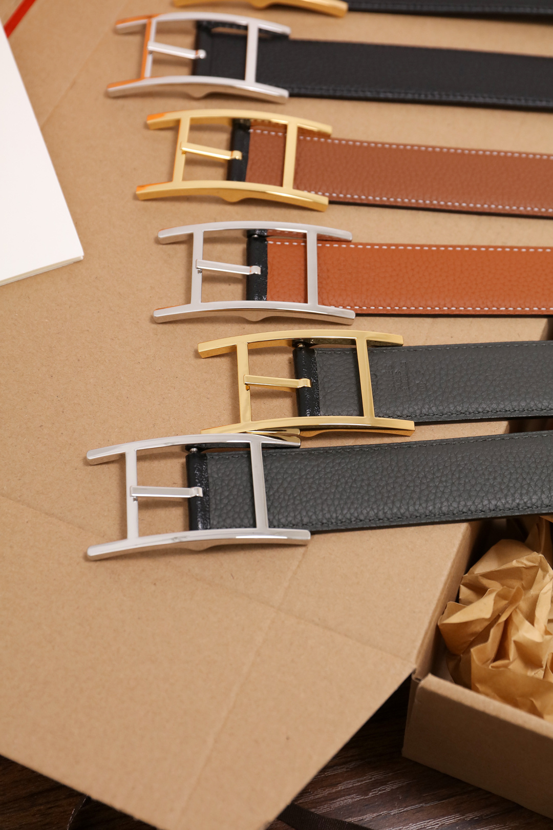 爱马仕 原单货品。双面可用 宽度3.2cm TOGO荔枝纹头层小牛皮搭配进口底皮。夹心我们也是用的纯皮，