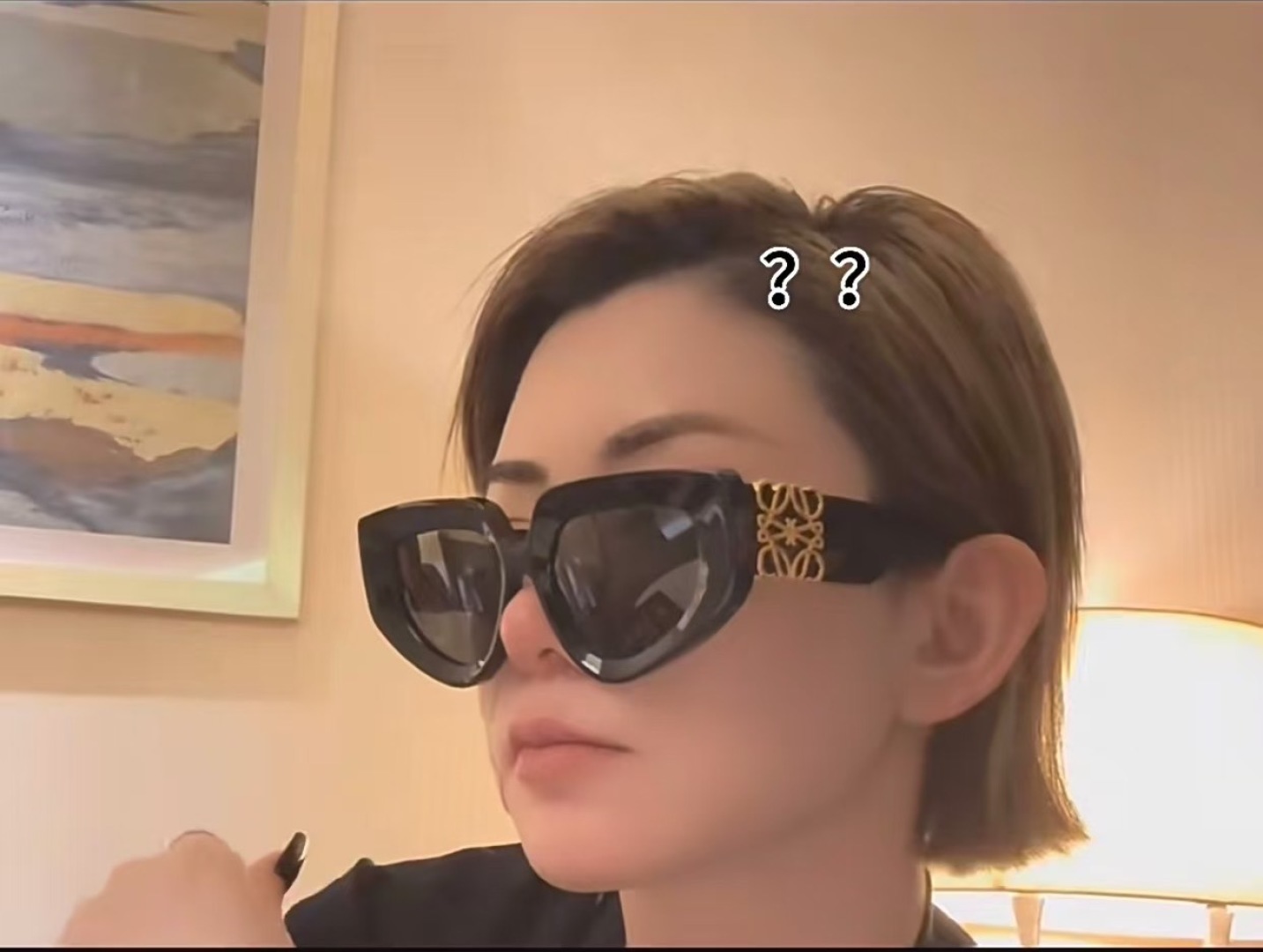  LOEW*
现代而迷人的太阳镜
配有闪亮大金属LOGO
不规则的猫眼形状适合每种脸型
凸显其特征
TO
