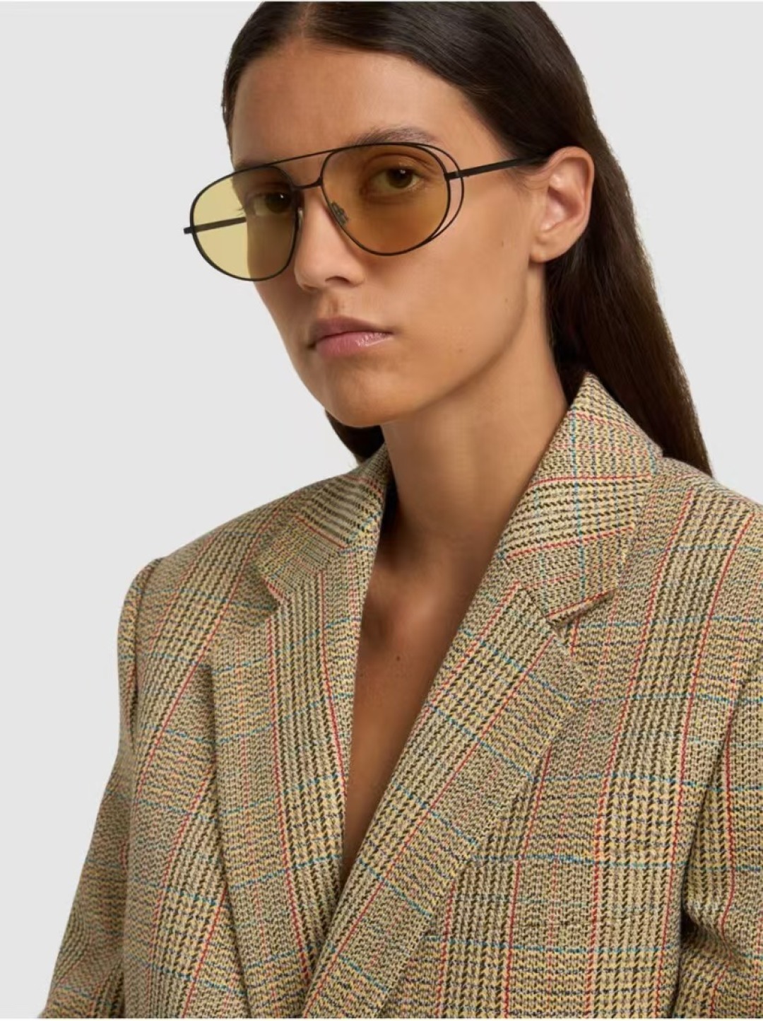  Bottega Venet*复古飞行员造型太阳镜，具有新艺术风格。双金属边框，其独特的镜片形状可为任何