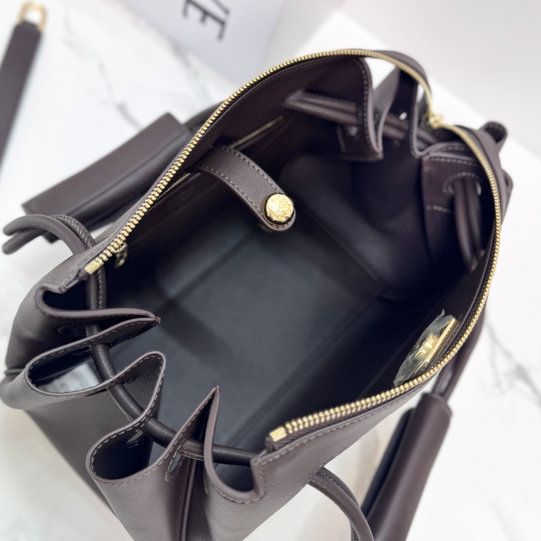 罗家🌟新款🆕小号柔软牛皮革 Madrid 手袋 Madrid 具有柔软的结构感梯形造型,采用角撑设计,搭配可调节提手和 罗家🌟新款🆕小号柔软牛皮革 Madrid 手袋 Madrid 具有柔软的结构感梯形造型,采用角撑设计,搭配可调节提手和