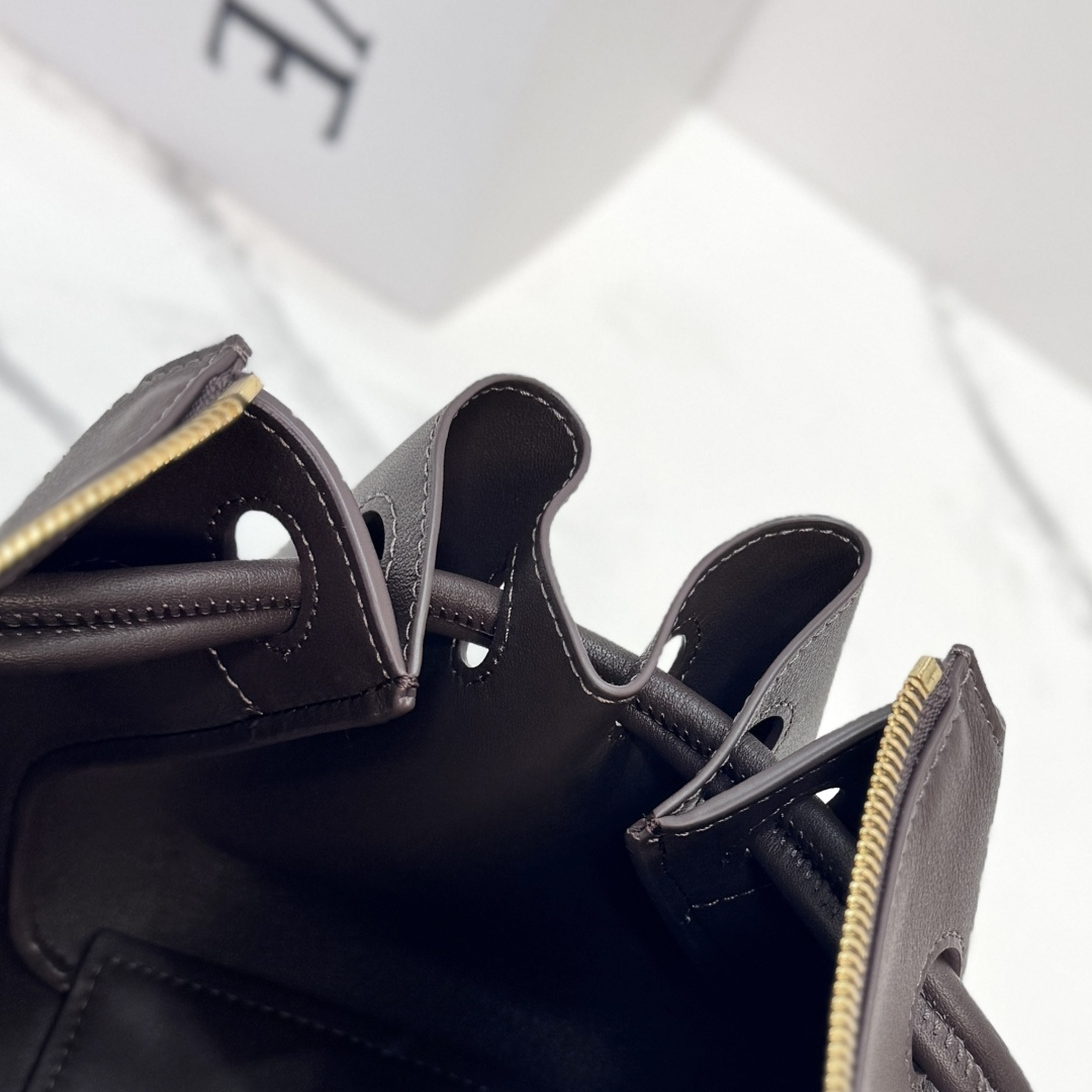 罗家🌟新款🆕小号柔软牛皮革 Madrid 手袋 Madrid 具有柔软的结构感梯形造型,采用角撑设计,搭配可调节提手和 罗家🌟新款🆕小号柔软牛皮革 Madrid 手袋 Madrid 具有柔软的结构感梯形造型,采用角撑设计,搭配可调节提手和