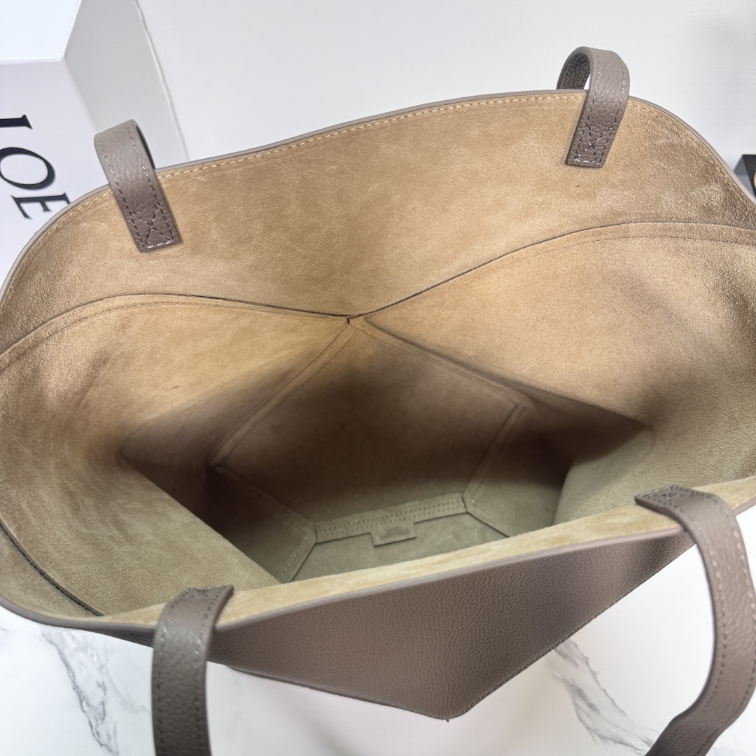 L⊚℮w℮新款🆕小号柔软粒面 牛皮革 Puzzle Fold Tote采用轻盈的几何设计 ，能够完全扁平