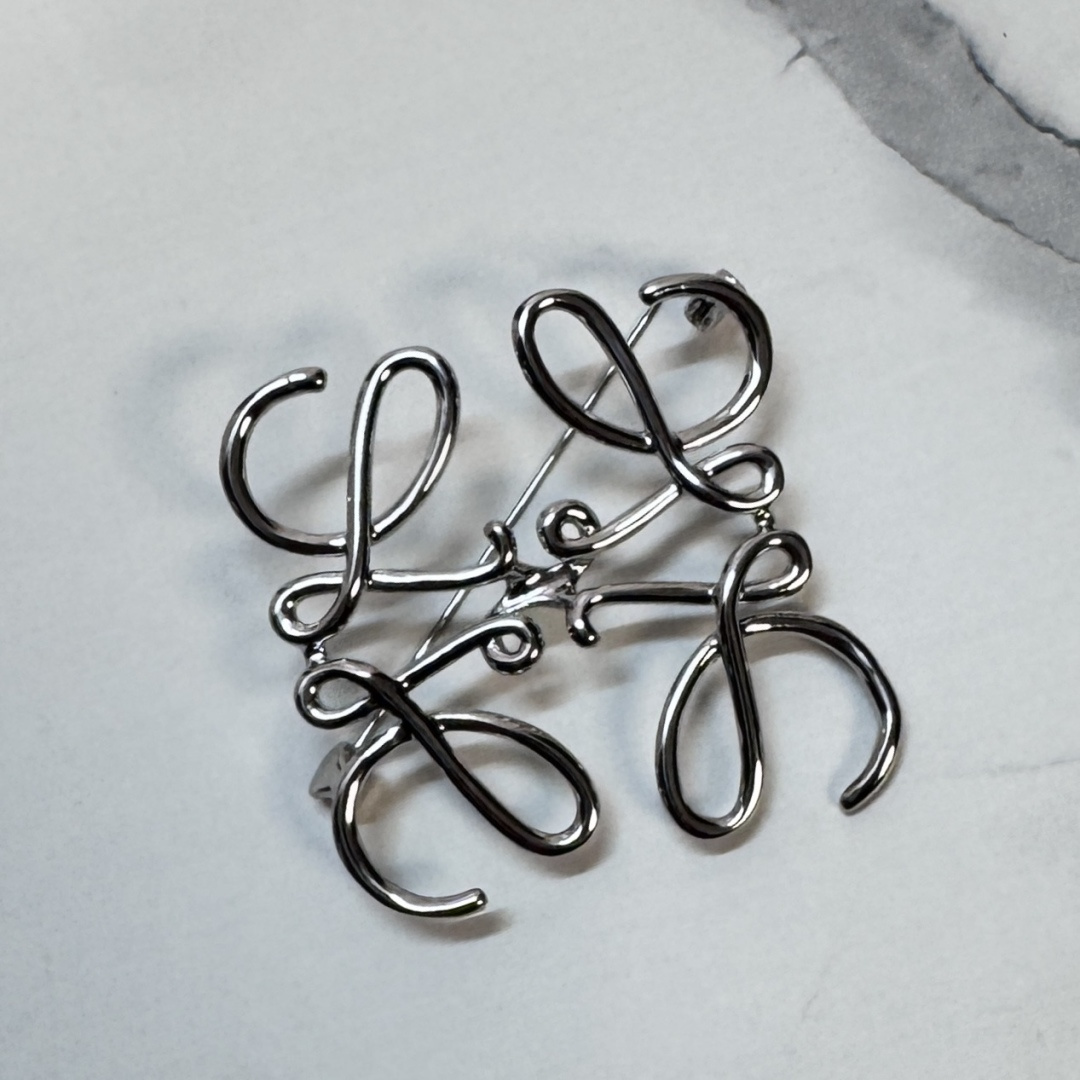 NO:342748,Lw Anagram Metal Brooch Delicate Brooch with Silver and Copper Embellished with Brand New Anagram Pattern Size: 5*5CM Model Brooch (Silver), Donuts Embroidered Straps (Purchase separately), Brooch, Broastpin19860909Lw Anagram金属胸针 精致胸针 饰有银铜 点缀全新Anagram图案 size:5*5CM 型号胸针（银色）,甜甜圈 刺绣肩带（单独购买）,brooch，breastpin,Bag