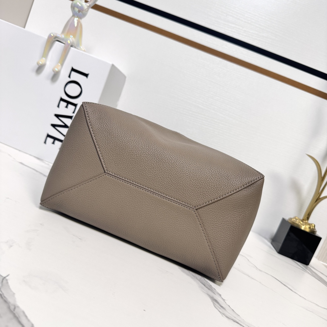 L⊚℮w℮新款🆕小号柔软粒面 牛皮革 Puzzle Fold Tote采用轻盈的几何设计 ，能够完全扁平