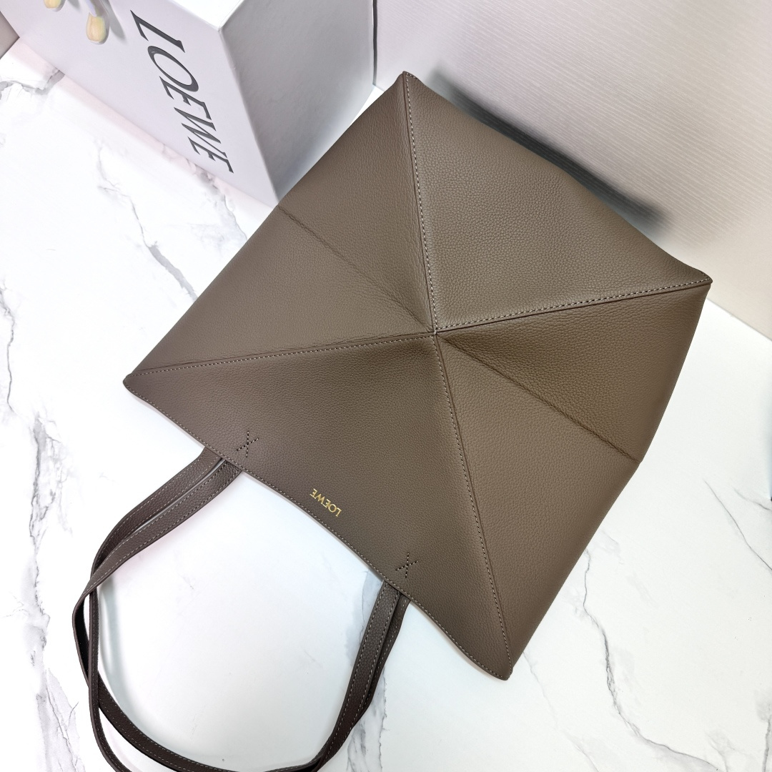 L⊚℮w℮新款🆕小号柔软粒面 牛皮革 Puzzle Fold Tote采用轻盈的几何设计 ，能够完全扁平