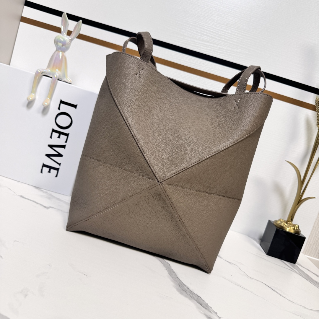 L⊚℮w℮新款🆕小号柔软粒面 牛皮革 Puzzle Fold Tote采用轻盈的几何设计 ，能够完全扁平