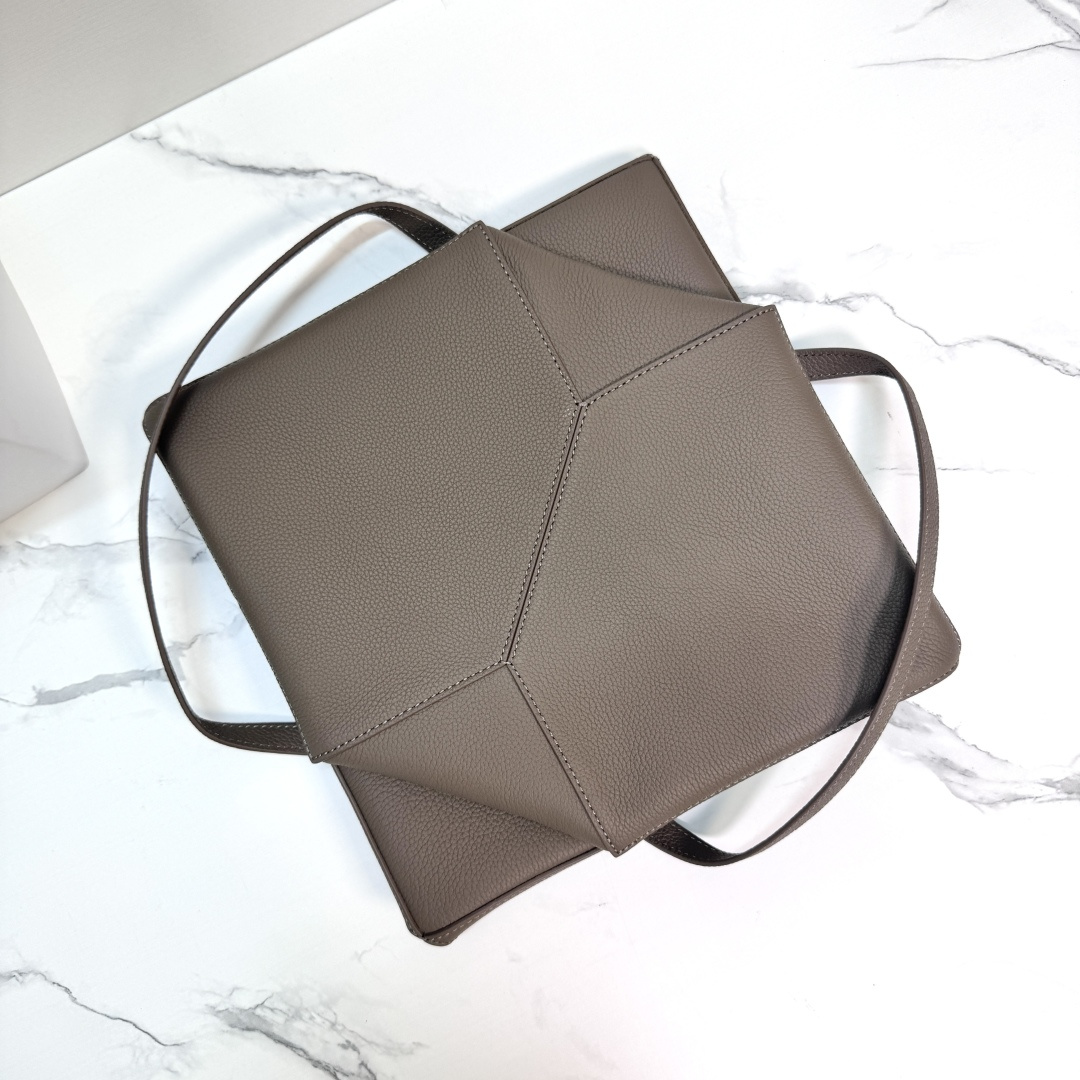 L⊚℮w℮新款🆕小号柔软粒面 牛皮革 Puzzle Fold Tote采用轻盈的几何设计 ，能够完全扁平