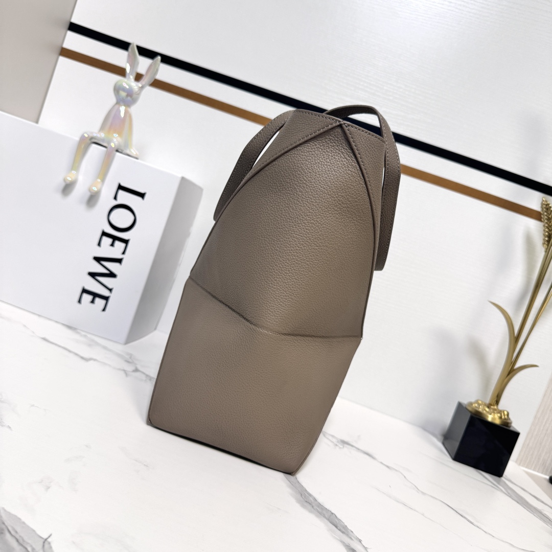 L⊚℮w℮新款🆕小号柔软粒面 牛皮革 Puzzle Fold Tote采用轻盈的几何设计 ，能够完全扁平