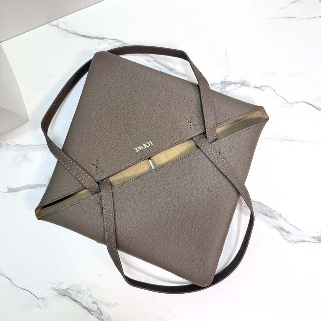 L⊚℮w℮新款🆕小号柔软粒面 牛皮革 Puzzle Fold Tote采用轻盈的几何设计 ，能够完全扁平