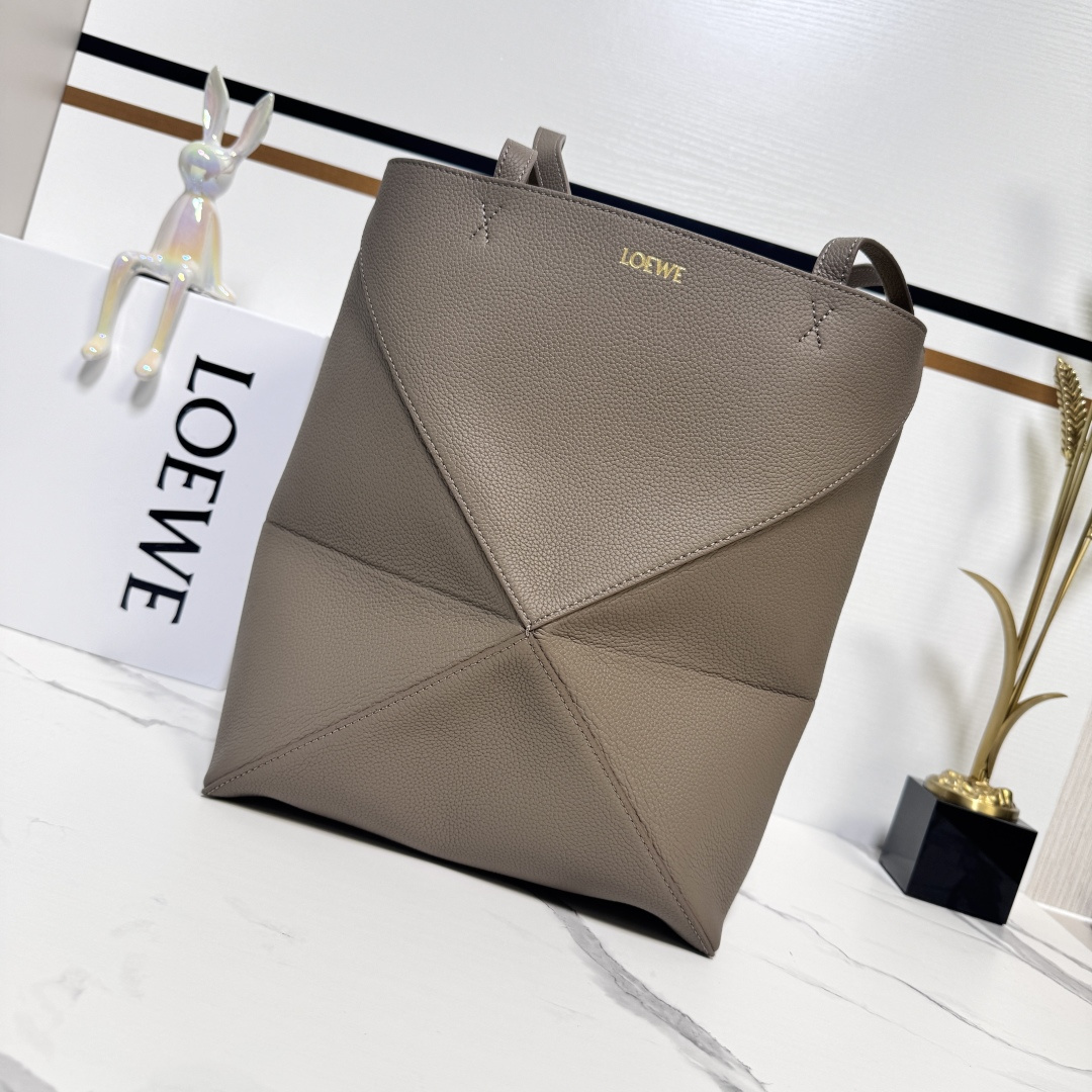 NO:342743,Lw new small soft grain cowhide leather Puzzle Fold Tote uses a light geometric design that can be completely flat and folded. It is a good travel companion. This version is made of new soft grain cowhide leather shoulder or handheld and redesigned them through graphics and building panels Suede lining Lw gold stamping. size: 25.5*14.5*31.5CＭ Model 052316, folding bag Puzzle Fold Tote,cowhide19860909Lw新款小号柔软粒面 牛皮革 Puzzle Fold Tote采用轻盈的几何设计 ,能够完全扁平折叠 是旅行良伴.此版本采用全新推出的柔软粒面牛皮革制成 肩背或手提 并通过图形和建筑面板重新设计它们 绒面革衬里Lw烫金. size:25.5*14.5*31.5CＭ 型号052316,折叠包Puzzle Fold Tote,cowhide,Bag