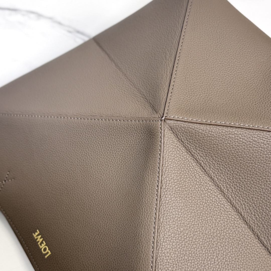 L⊚℮w℮新款🆕小号柔软粒面 牛皮革 Puzzle Fold Tote采用轻盈的几何设计 ，能够完全扁平