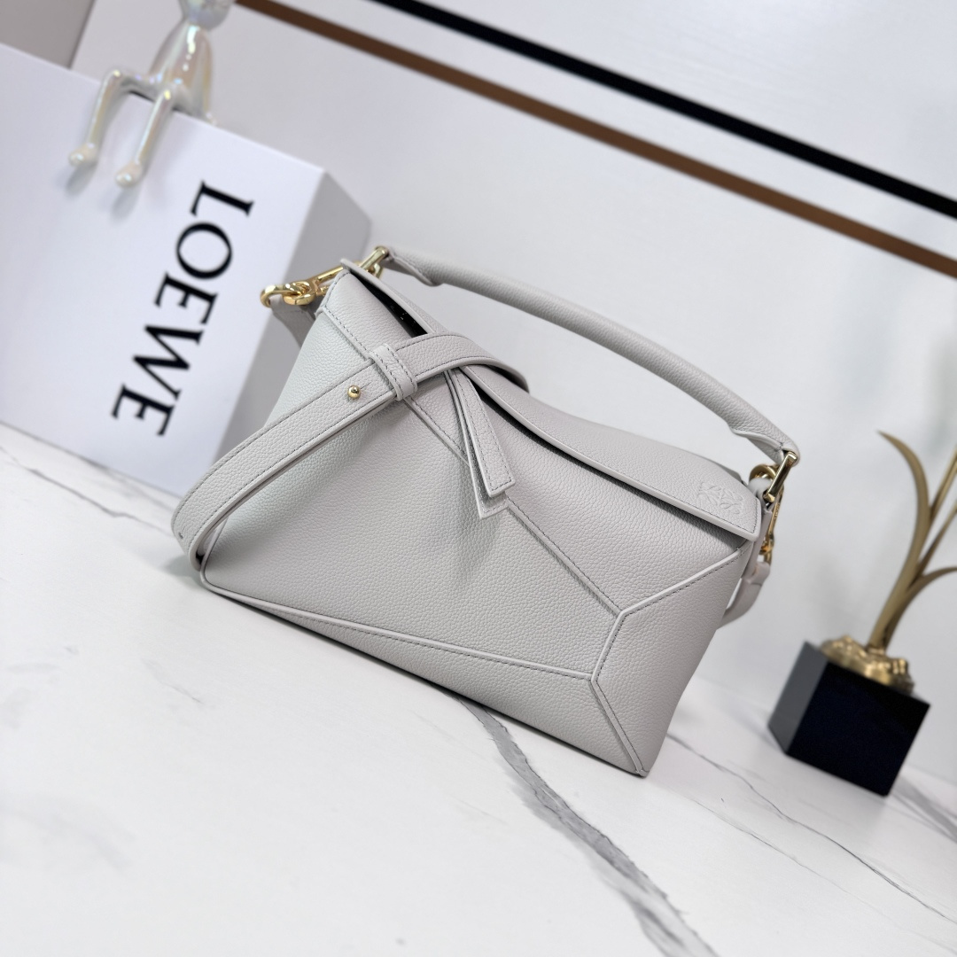 NO:342763,Lw New Version Small Soft Grain Cowhide Leather Puzzle Edge Handbag Home debuts the first-time handbag* Cuboid shape and precise cutting technology create Puzzle’s unique geometric lines* This small version is made of soft Grain Cowhide Leather with overlapping edges. Small Puzzle can hold for example a large wallet, phones and sunglasses of all sizes, shoulder or crossbody* Hand hold or top handle carrying* Adjustable shoulder straps, removable* One internal insert pocket and one external rear zipper pocket* Zipper closure with cowhide Leather Zipper head* Herringbone cotton canvas lining Anagram embossed size: 24*10.5*16CM Model 062324 (with full package), new Puzzle Edge (Small), wallets, cowhide19860909Lw新版本 小号柔软粒面牛皮革Puzzle Edge手袋 家推出的首次亮相手提包*长方体形状和精确的切割技术创造了 Puzzle 独特的几何线条*此小号版本采用柔软粒面牛皮革制成,饰有重叠边缘.小号Puzzle可以容纳例如一只大号钱包,所有尺寸的手机和太阳镜,肩背或斜挎*手拿或顶部提手携带*肩带可调节,可拆卸*一个内部插袋和一个外部后方拉链口袋*拉链开合带牛皮革拉链头*人字纹棉质帆布衬里Anagram 压纹 size:24*10.5*16CM 型号062324（配全套包装）,新款Puzzle Edge（小号）,wallets,cowhide,Bag