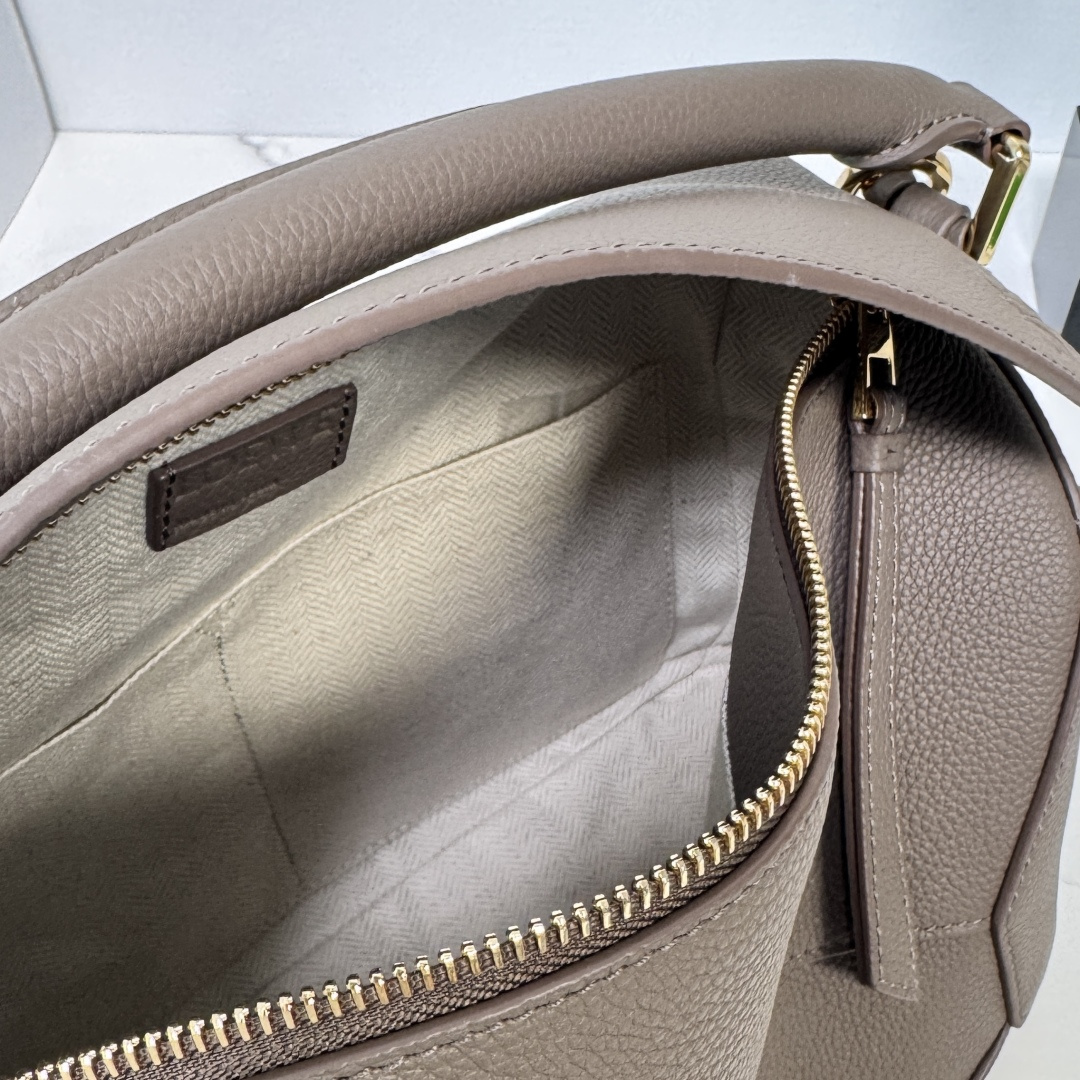 L⊚℮w℮🌟 🔥中号粒面牛皮革Puzzle 手袋🌟🆕新色LOEWE推出的首次亮相手提包*长方体形状和精确