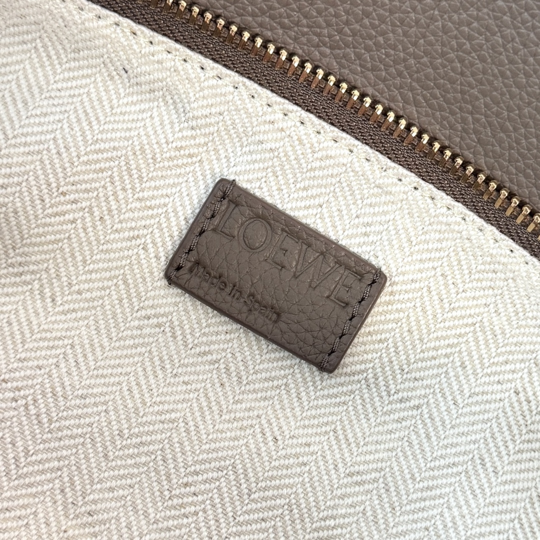 L⊚℮w℮🌟 🔥中号粒面牛皮革Puzzle 手袋🌟🆕新色LOEWE推出的首次亮相手提包*长方体形状和精确