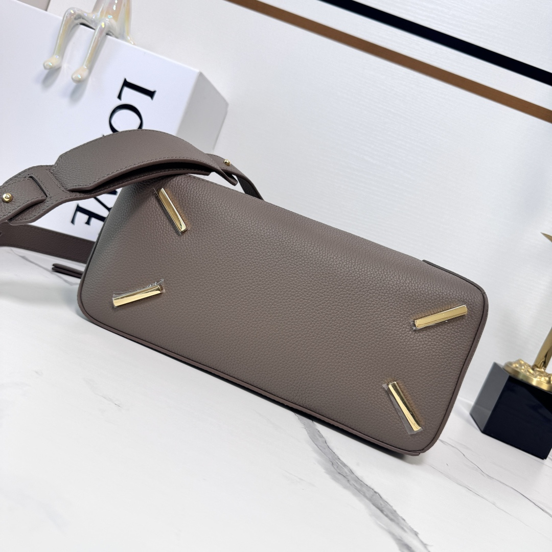 L⊚℮w℮🌟 🔥中号粒面牛皮革Puzzle 手袋🌟🆕新色LOEWE推出的首次亮相手提包*长方体形状和精确