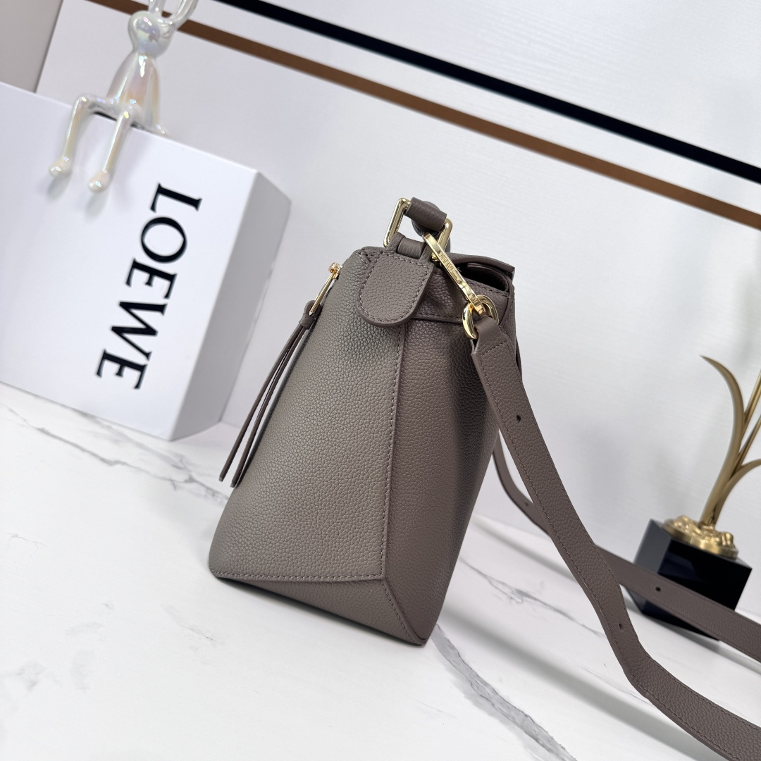 L⊚℮w℮🌟 🔥中号粒面牛皮革Puzzle 手袋🌟🆕新色LOEWE推出的首次亮相手提包*长方体形状和精确