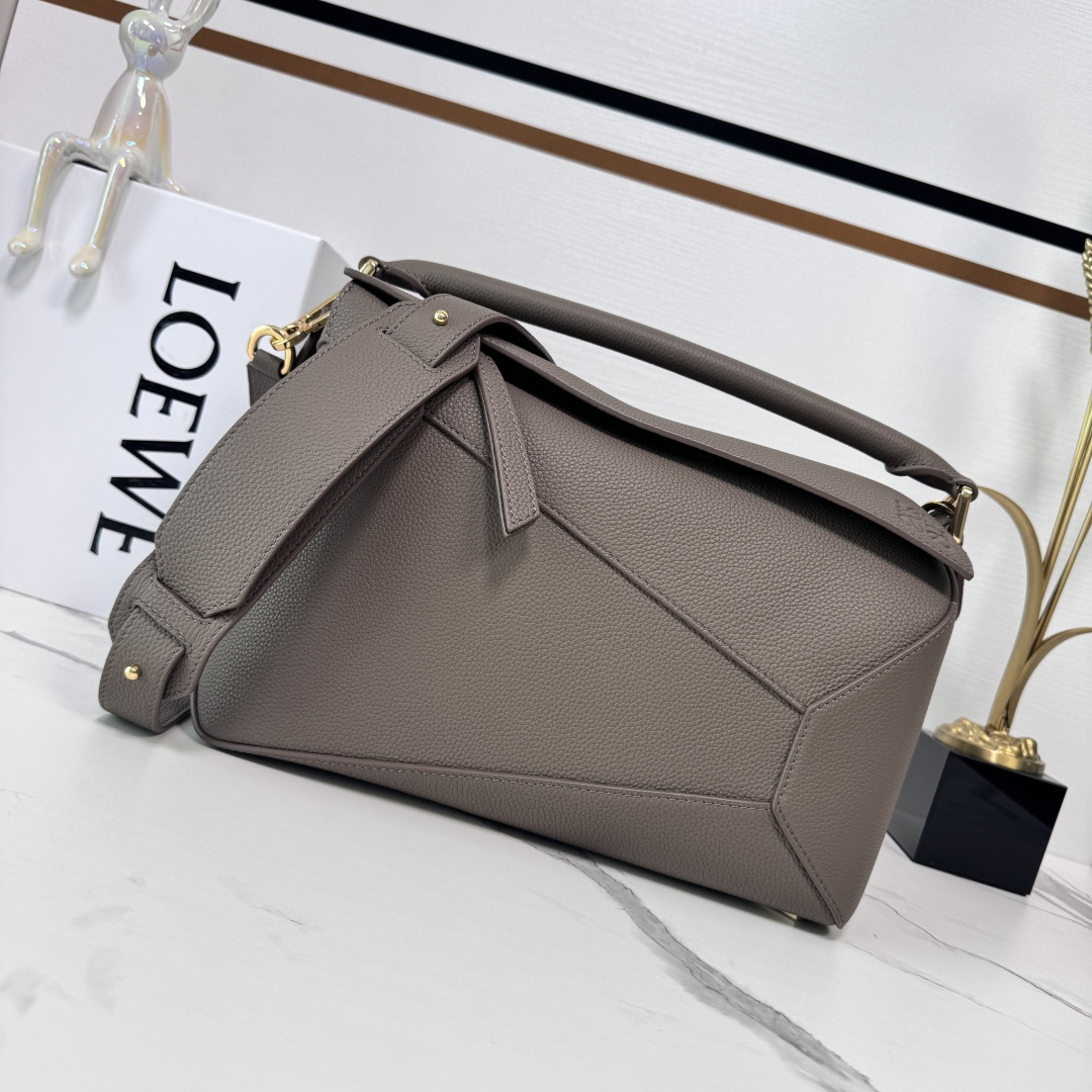 NO:342767,Lw Medium Grained Cowhide Puzzle Handbag New Colors LOEWE's debut handbag*Curvey shape and precise cutting technology create Puzzle's unique geometric lines* This version is made of soft grained cowhide leather with overlapping edges Medium Puzzle can hold for example a large wallet, a mobile phone of all sizes or an A5 notebook 0.5 liter capacity water bottle and sunglasses case. Shoulder or crossbody* Hold or top handle carrying* Shoulder strap adjustable, removable* An internal insertion pocket and an external rear zipper pocket* A cowhide zipper head* Herringbone cotton canvas lining* Ana size: 062329 Model 29*19.5*14cm (with full package), new Puzzle  Edge (medium size), loewe, wallets, cowhide19860909Lw 中号粒面牛皮革Puzzle 手袋 新色 LOEWE推出的首次亮相手提包*长方体形状和精确的切割技术创造了 Puzzle 独特的几何线条*此版本采用柔软粒面牛皮革制成,饰有重叠边缘中号Puzzle可以容纳例如一只大号钱包,所有尺寸的手机或者一本A5笔记本 0.5升容量的 水瓶和太阳镜盒 .肩背或斜挎*手拿或顶部提手携带*肩带可调节,可拆卸*一个内部插袋和一个外部后方拉链口袋*牛皮革拉链头*人字纹棉质帆布衬里*Ana size:062329 型号29*19.5*14cm (配全套包装）,新款Puzzle Edge（中号）,loewe,wallets,cowhide,Bag