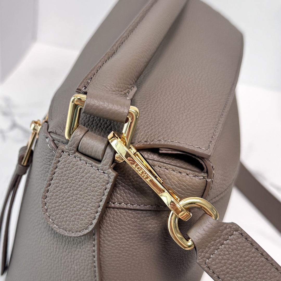 L⊚℮w℮🌟 🔥中号粒面牛皮革Puzzle 手袋🌟🆕新色LOEWE推出的首次亮相手提包*长方体形状和精确