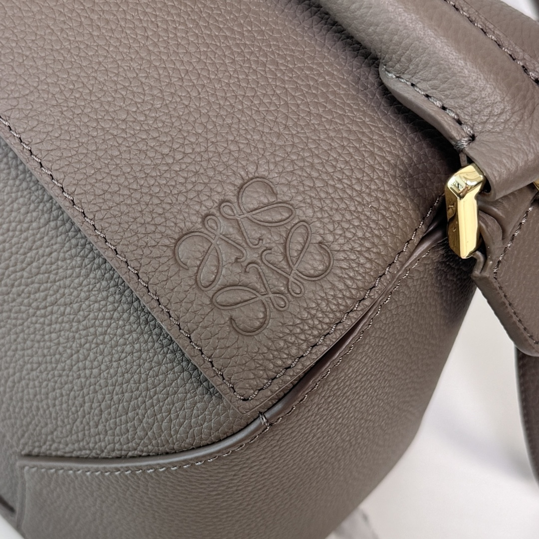 L⊚℮w℮🌟 🔥中号粒面牛皮革Puzzle 手袋🌟🆕新色LOEWE推出的首次亮相手提包*长方体形状和精确