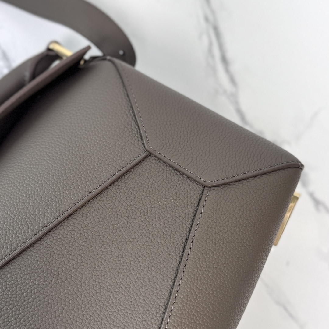 L⊚℮w℮🌟 🔥中号粒面牛皮革Puzzle 手袋🌟🆕新色LOEWE推出的首次亮相手提包*长方体形状和精确