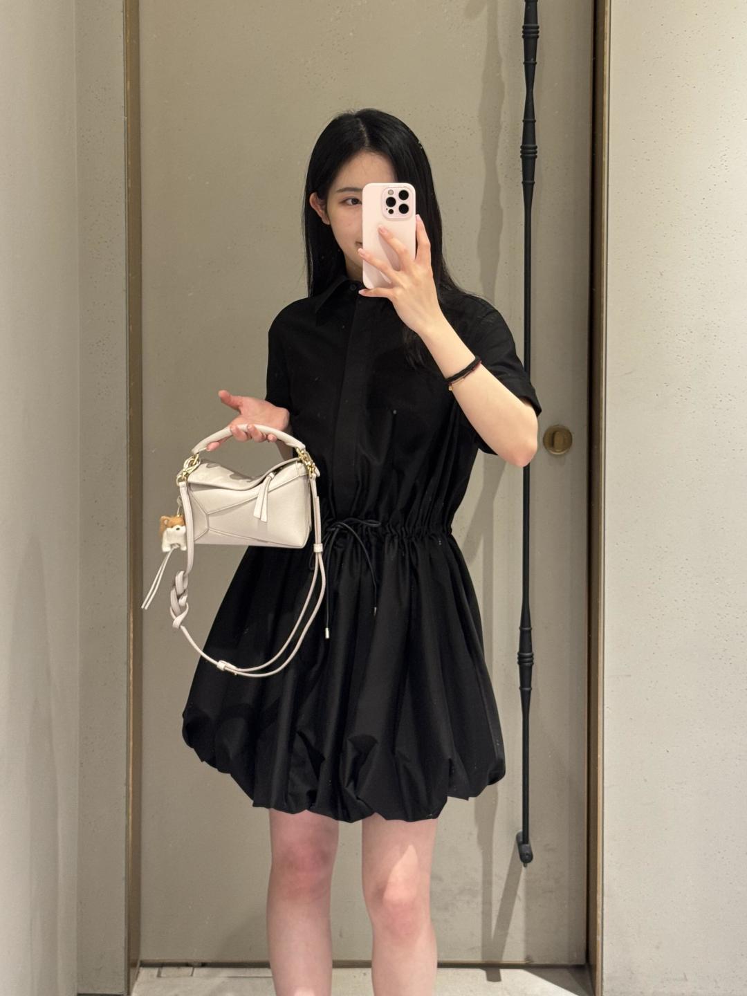 NO:342751,A light and light gray uzzle that is very close to white is controlled by Luo Yiwei's light gray miniuzzle light gray [Wow R] Just right, it is cool and relaxed with a black skirt, and can become cool and relaxed when changing to a denim. There are many ways to play the strap, casual crossbody, lazy one shoulder, and one-click to switch to different fashionable states. New Puzzle Edge (mini), loewe, skirts19860909一只超接近白色的浅轻灵灰uzzle 被罗意威浅灰 miniuzzle 浅灰色狠狠拿捏[哇R] 温柔得恰到好处,配黑裙清冷松弛,换牛仔又能变酷飒松弛感. 背带玩法多,斜挎随性、单肩慵懒,一键切换不同时髦状态,新款Puzzle Edge（迷你）,loewe,skirts,Bag