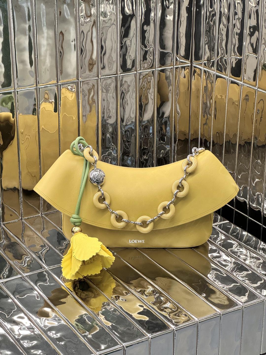 NO:343163,L Home｜Olaaaa The latest Ola handbags have finally been made of full leather. Naaa calfskin is super textured and matched with donut chains. It is very eye-catching. It can also be used as an accessory when drooping. It is also equipped with leather shoulder straps, cross-back, one-shoulder, new Ola handbags, louis vuitton, cowhide19860909L家｜Olaaaa 最新款的Ola手袋终于出了全皮材质啦 Naaa小牛皮的材质 超有质感 搭配甜甜圈链条 非常吸睛 耷拉下来也可以作为配饰 还配了皮质肩带 斜背 单肩都,新款Ola手袋,louis vuitton,cowhide,Bag