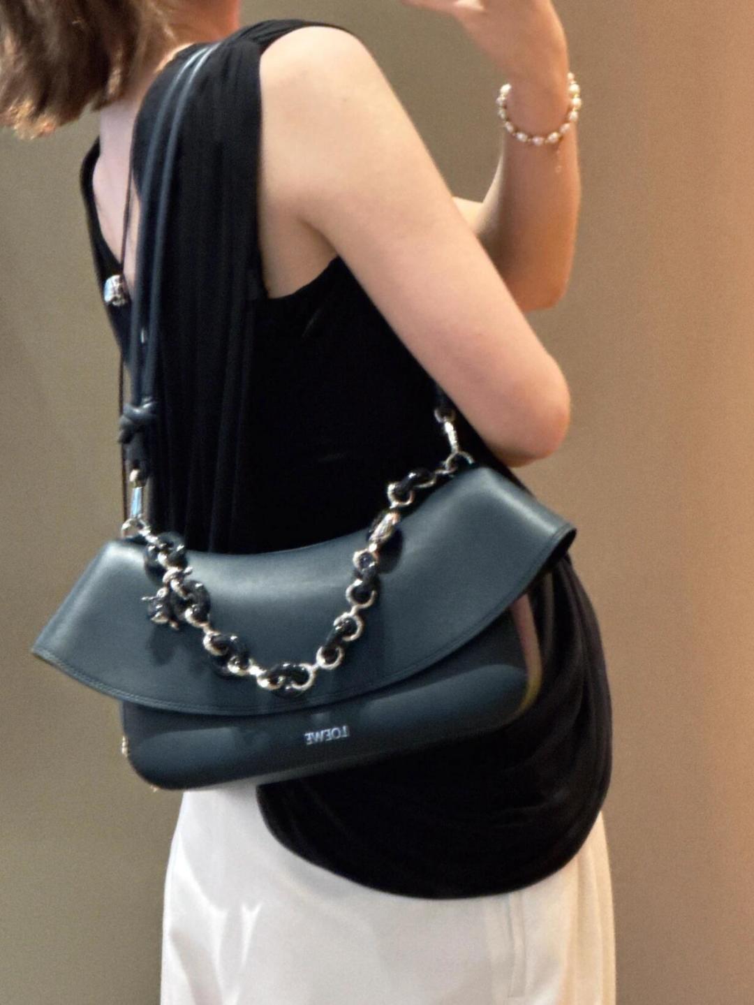 NO:343150,Always love the quiet and deep sea blue. This Chinese Valentine's Day limited edition comes from the new series of handbags. Ola Ola means the Spanish waves. Choose this handbag as the Chinese Valentine's Day limited edition, the new Ola handbag19860909永远深爱静谧深海蓝 这次的七夕限定来自于全新系列手袋Ola Ola是西语海浪的意思,选择这款手袋作为七夕限定,新款Ola手袋,Bag