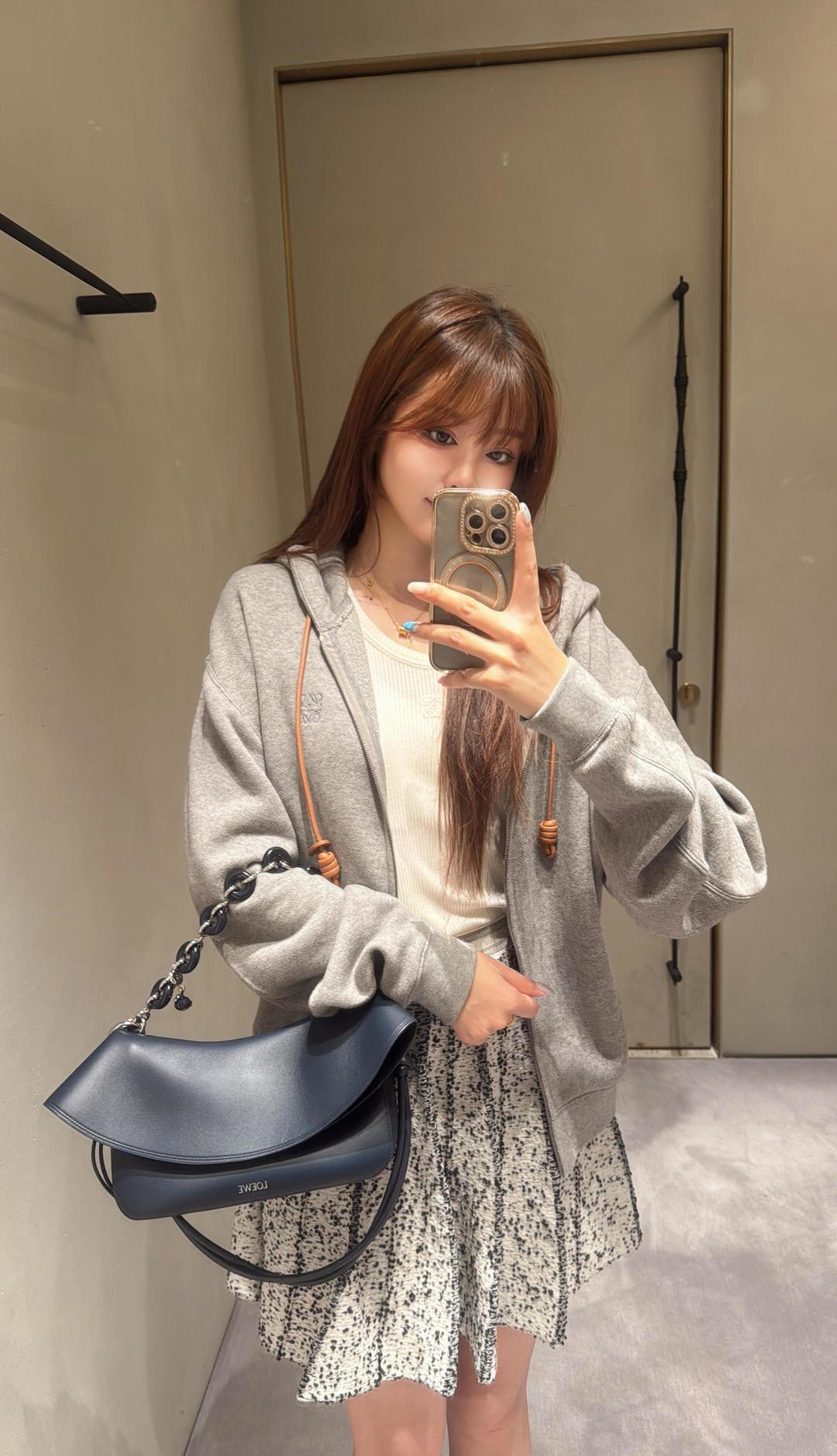 NO:343153,The underarm bag of Luo family carries romance into DNA~ The underarm bag is very suitable for all kinds of outfits, and it is casual and fashionable with a sweatshirt. It is also superb to carry a small skirt when you are dating. It has a cool and high-end feeling. It is a very popular turn when you walk on the road. When you walk on the Chinese Valentine's Day, you will see the partner, and even the air will be filled with pink bubbles!  , new Ola handbags, loewe, hoodie, sweatshirts, skirts19860909罗家这只腋下包,把浪漫刻进 DNA 啦~ 腋下包型超适配各种穿搭,配卫衣随性又时髦,约会穿小裙子拎着也超绝,自带清冷高级感,走在路上回头率直接爆表 七夕背它见对象,连空气都要冒粉色泡泡 ！,新款Ola手袋,loewe,hoodie,sweatshirts,skirts,Bag