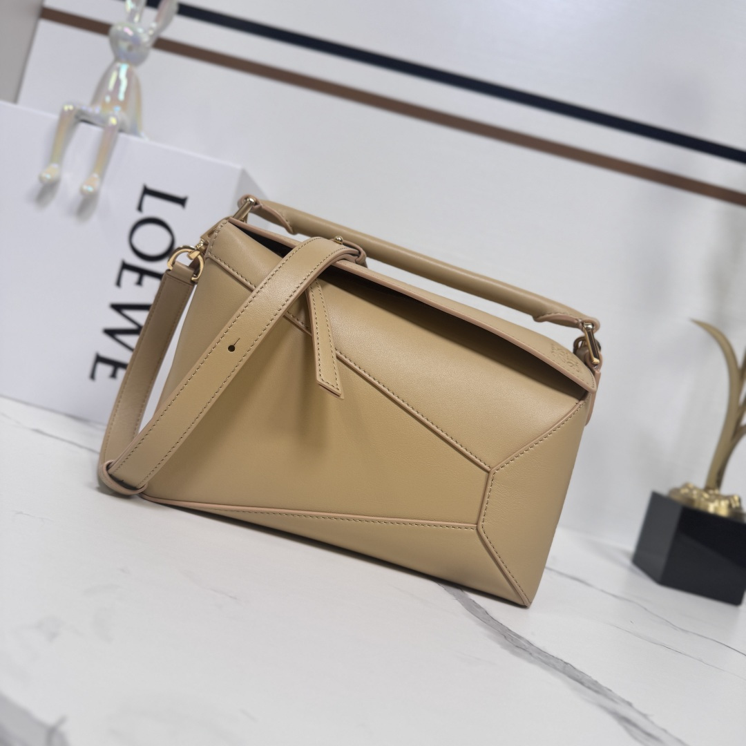 NO:342790,Lw New Version Small Soft Cowhide Leather Puzzle Edge Handbag Home debuts the first-time handbag* Cuboid shape and precise cutting technology create Puzzle’s unique geometric lines* This small version is made of soft cowhide leather with overlapping edges. Small Puzzle can hold for example a large wallet, phones and sunglasses of all sizes, shoulder or crossbody* Hold or top handle carrying* Adjustable shoulder straps, removable* One internal insert pocket and one external rear zipper pocket* Zipper closure with cowhide zipper head* Herringbone cotton canvas lining Anagram embossed size: 24*10.5*16CM Model 062324 (with full package), new Puzzle Edge (Small), wallets, cowhide19860909Lw新版本 小号柔软牛皮革Puzzle Edge手袋 家推出的首次亮相手提包*长方体形状和精确的切割技术创造了 Puzzle 独特的几何线条*此小号版本采用柔软牛皮革制成,饰有重叠边缘.小号Puzzle可以容纳例如一只大号钱包,所有尺寸的手机和太阳镜,肩背或斜挎*手拿或顶部提手携带*肩带可调节,可拆卸*一个内部插袋和一个外部后方拉链口袋*拉链开合带牛皮革拉链头*人字纹棉质帆布衬里Anagram 压纹 size:24*10.5*16CM 型号062324（配全套包装）,新款Puzzle Edge（小号）,wallets,cowhide,Bag