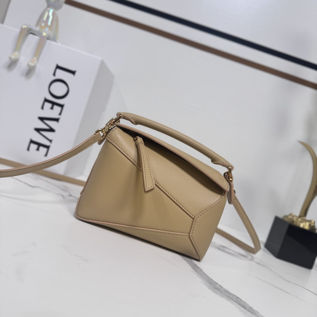 NO:342791,Lw New New Cowhide Mini Puzzle Handbag Home debuts the first-time handbag* rectangular shape and precise cutting technology create Puzzle’s unique geometric lines* This mini version is made of classic calf leather with overlapping edges. Mini Puzzle can hold for example a small vertical wallet, most sizes of phones (maximum 6.1 inches) and sunglasses, shoulder or crossbody* hold or top handle carrying* adjustable shoulder straps, removable* an internal insertion pocket and an external rear zipper pocket* a zipper closure with cowhide zipper head* herringbone cotton canvas lining Anagram embossed size: 18*12.5*8CＭ Model 062312 (with full package), new Puzzle Edge (mini), wallets, cowhide19860909Lw新款 最新牛皮革mini Puzzle手袋 家推出的首次亮相手提包*长方体形状和精确的切割技术创造了 Puzzle 独特的几何线条*这个迷你 版本采用经典 小牛皮制成,饰有重叠边缘.迷你Puzzle可以容纳例如一只小号垂直钱包,大多数尺寸的手机（最大6.1寸）和太阳镜,肩背或斜挎*手拿或顶部提手携带*肩带可调节,可拆卸*一个内部插袋和一个外部后方拉链口袋*拉链开合带牛皮革拉链头*人字纹棉质帆布衬里Anagram 压纹 size:18*12.5*8CＭ 型号062312（配全套包装）,新款Puzzle Edge（迷你）,wallets,cowhide,Bag