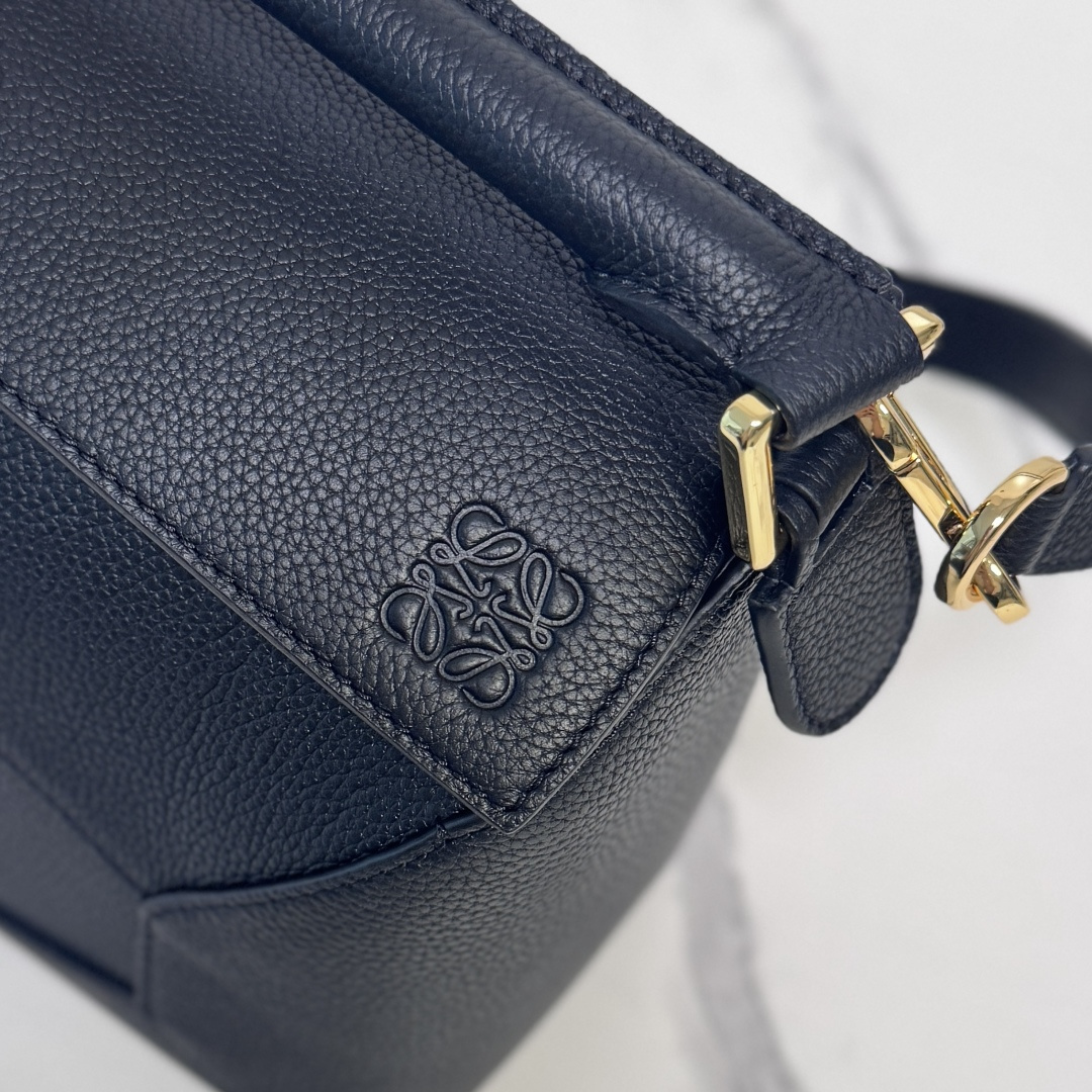 L⊚℮w℮🌟新版本🆕 小号柔软粒面牛皮革Puzzle Edge手袋𝑳家🆕推出的首次亮相手提包*长方体形状